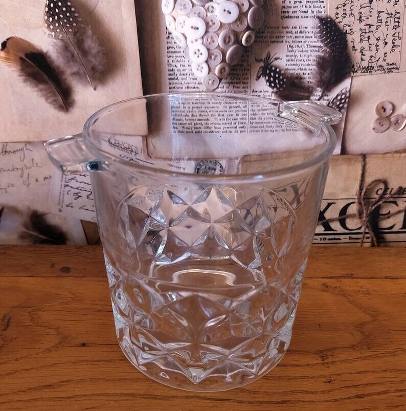 Beautiful cut glass ice bucket of vintage French quality with fixed handles 4502.