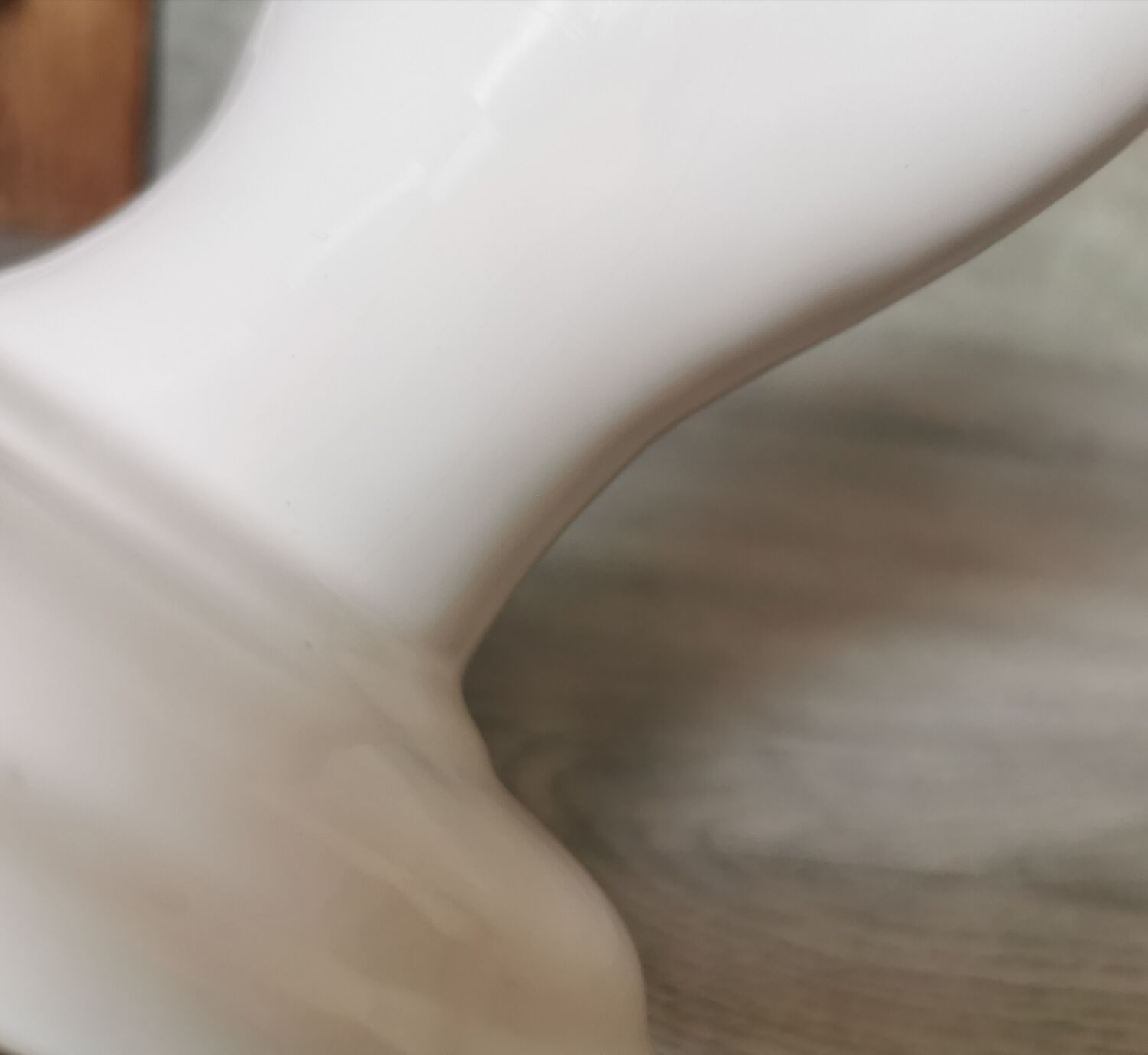 White ceramic hand wall lamp