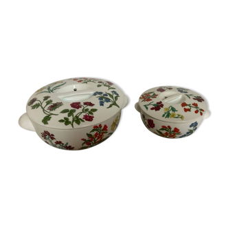 Pair of Paris porcelain casserole dishes with lids