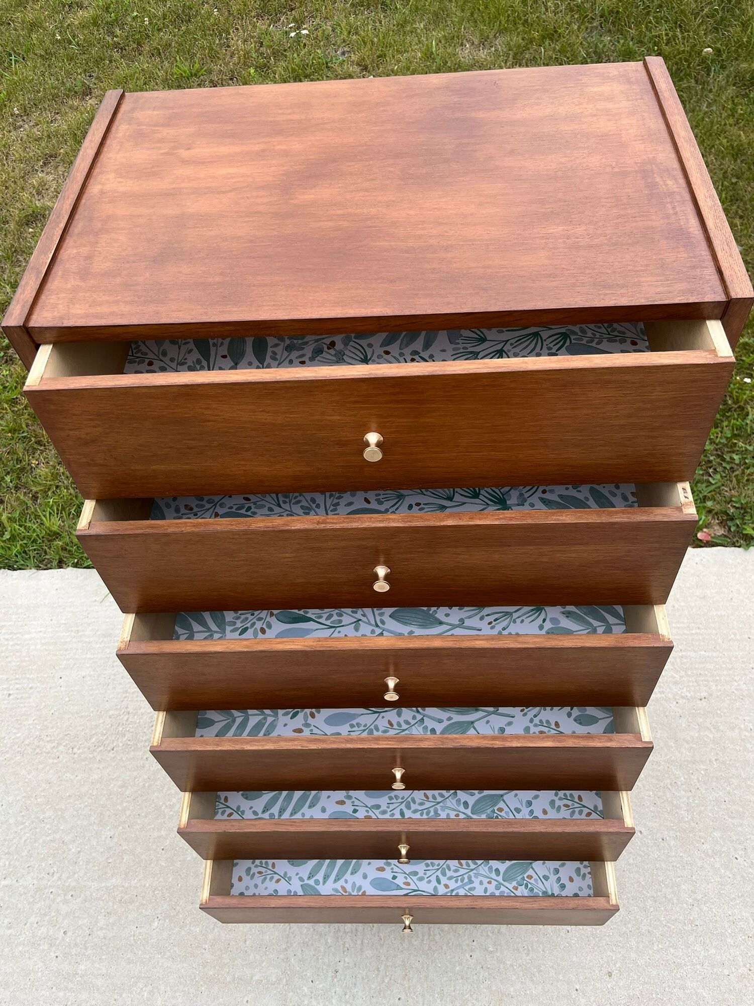 Chiffonnier à 6 tiroirs en bois et laiton