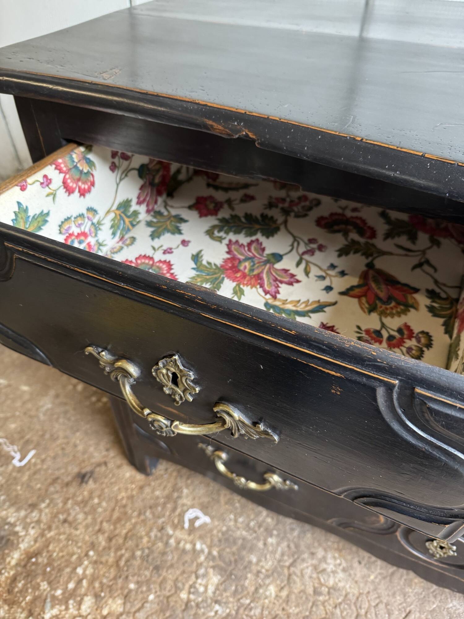 18th-century old chest of drawers, known as Parisian, with 4 drawers in a black patina.