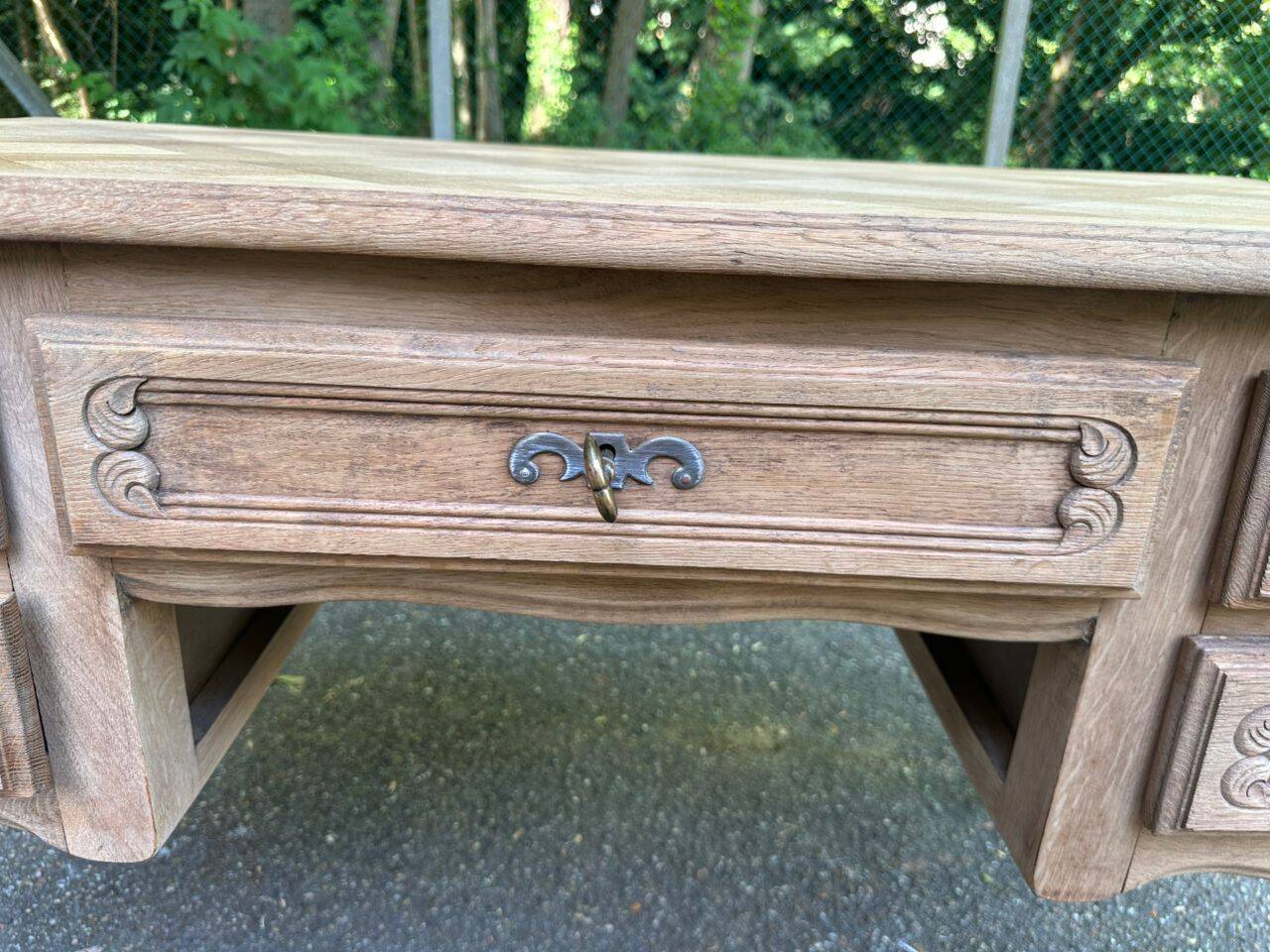 Bureau plat en chêne clair avec marqueterie de Versailles Louis XV signé Pa