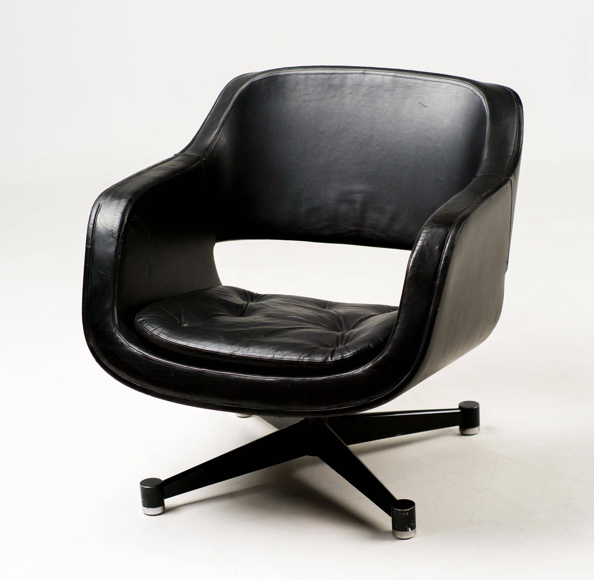 Black leather chaise longue by Olli Mannermaa for Finnart Ab, Finland, 1970