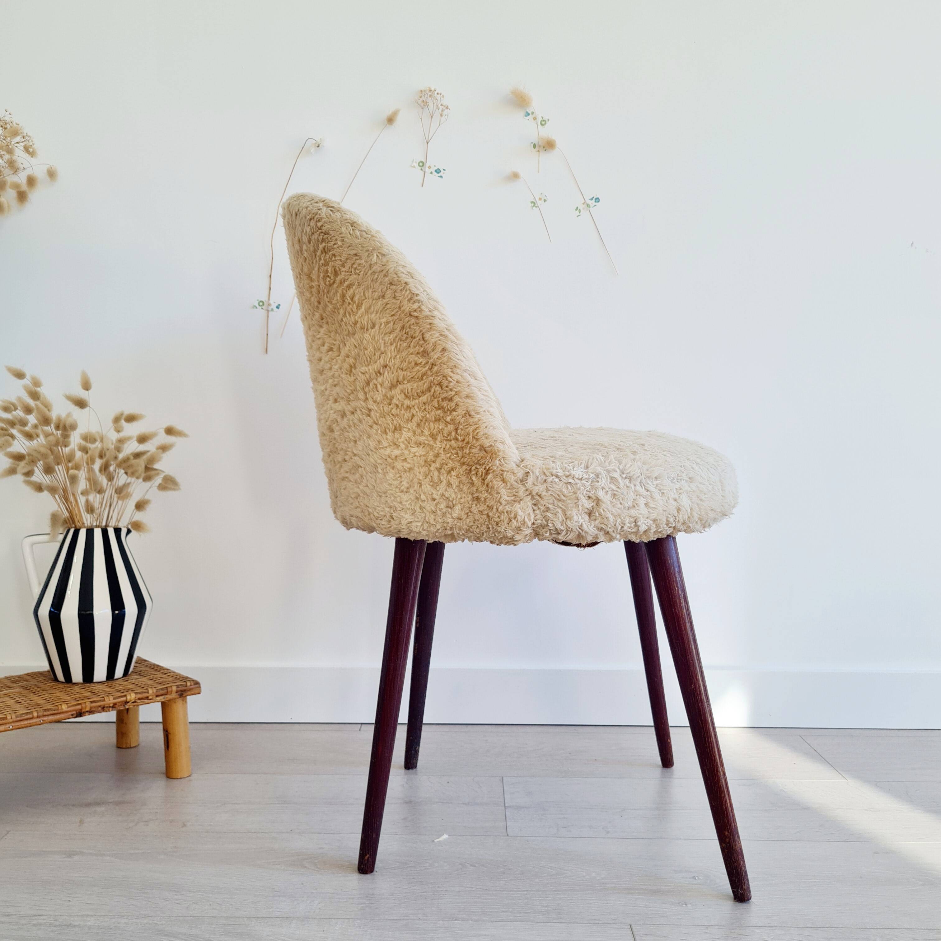 Chaise moumoute tonneau vintage pieds compas