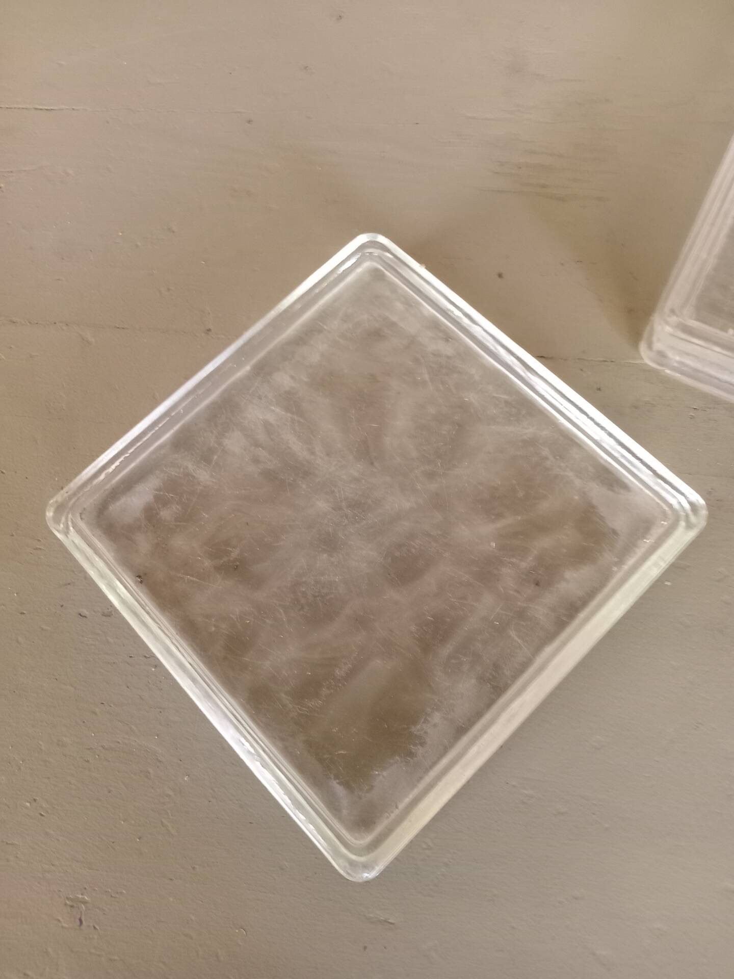 Lot de deux cendriers en verre