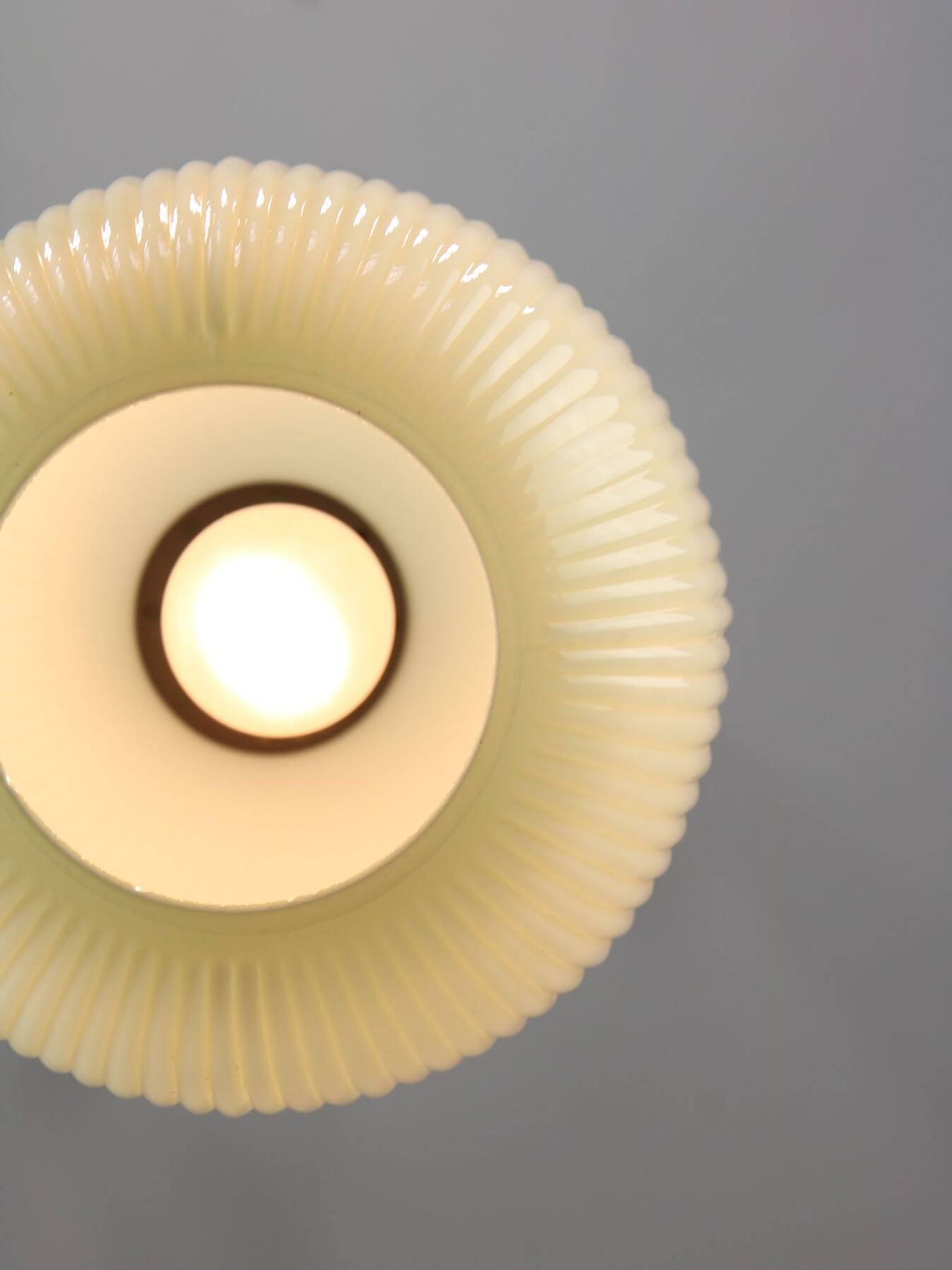 Lampe à suspension mid-century en laiton et verre, italie