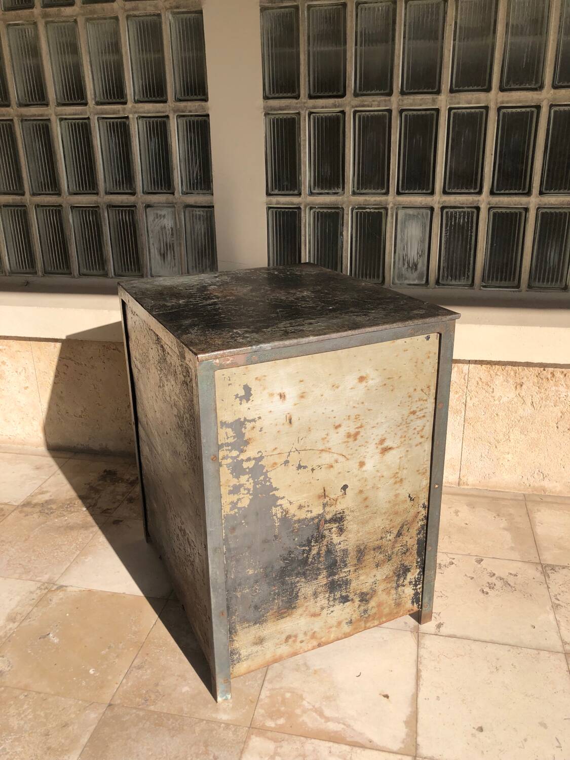 Metal workshop cabinet