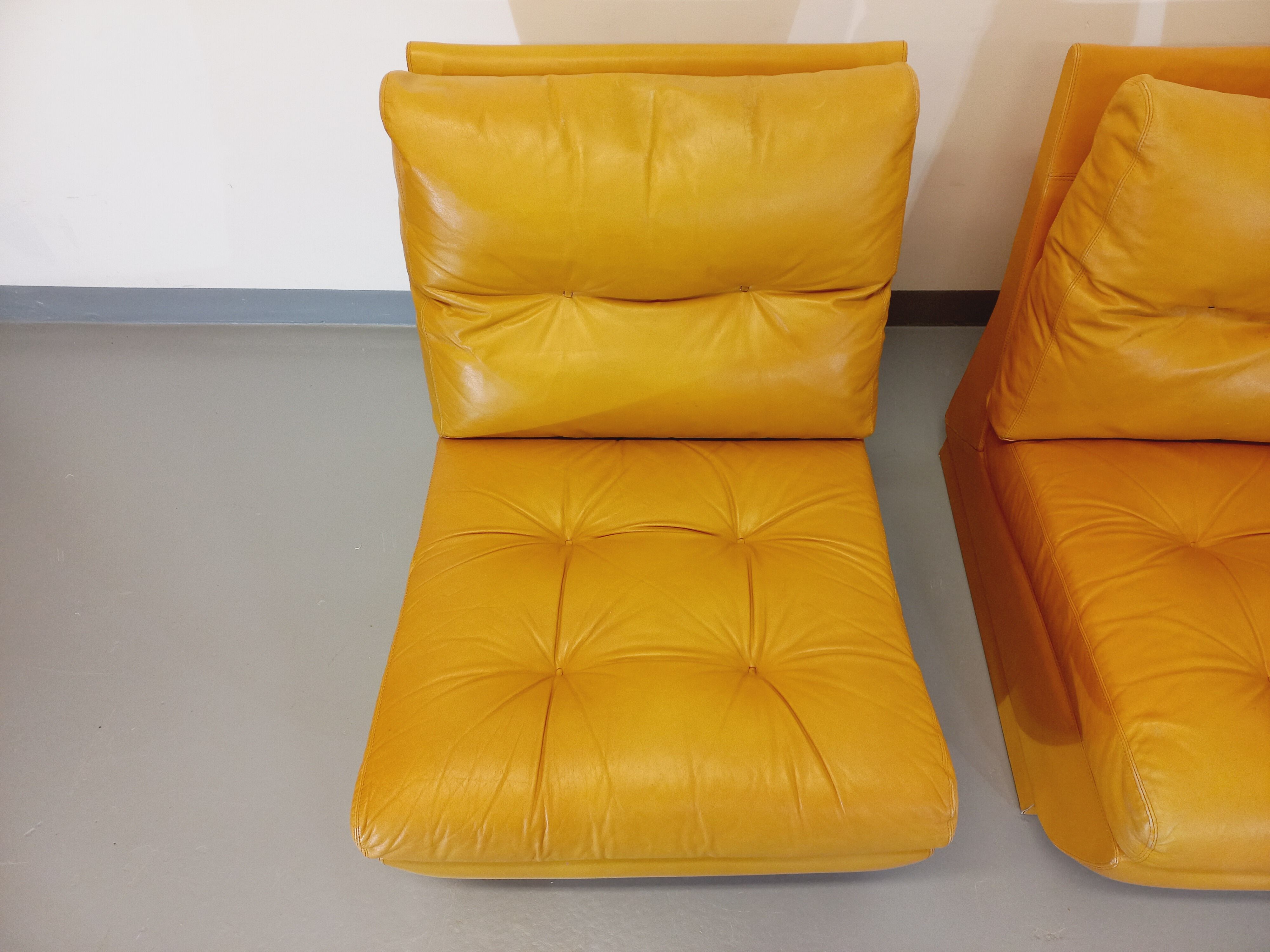 Suite of 3 Roche Bobois vintage chauffeurs in mustard yellow leather 70s