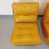 Suite de 3 chauffeuses Roche Bobois vintage en cuir jaune moutarde années 70