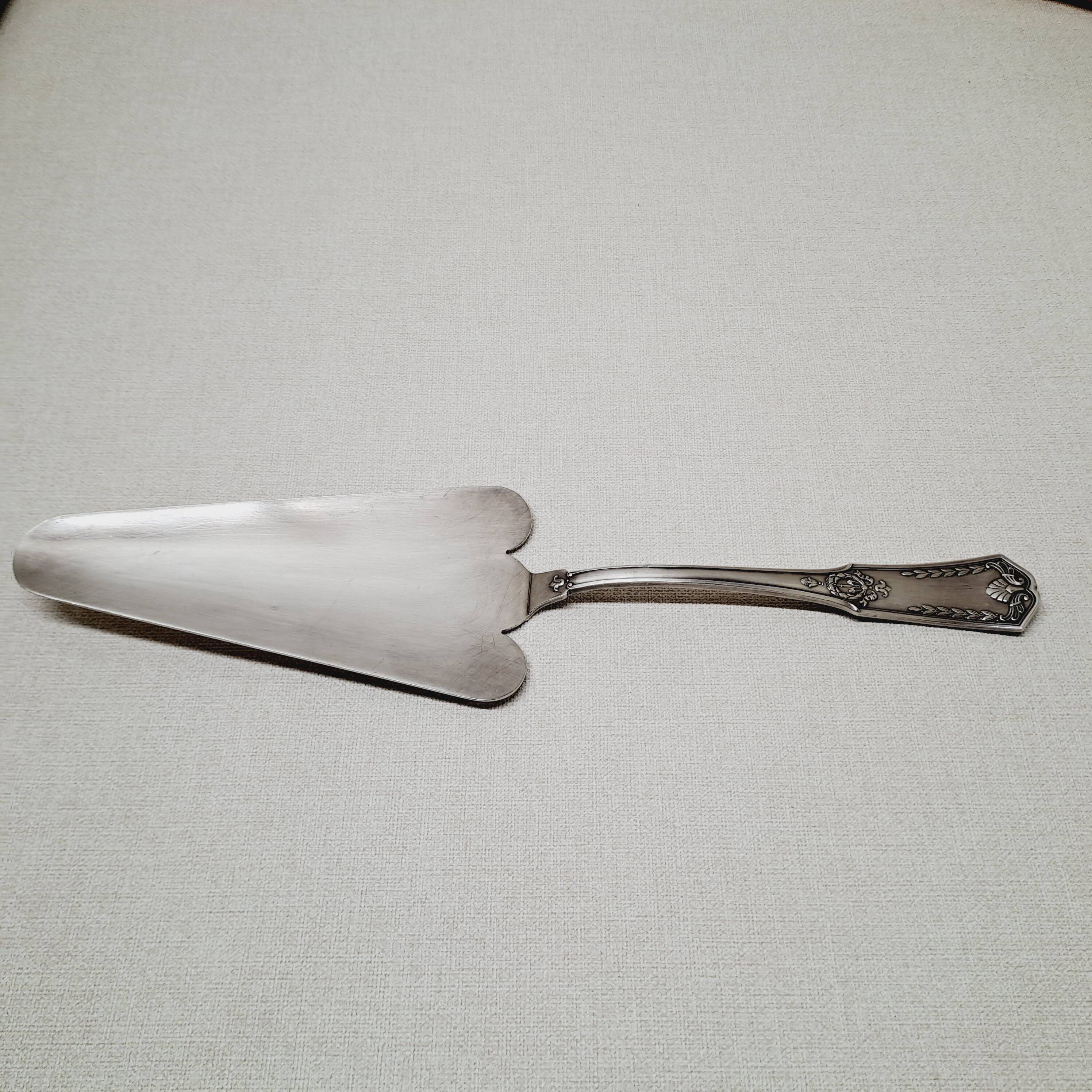 Silver metal cake server