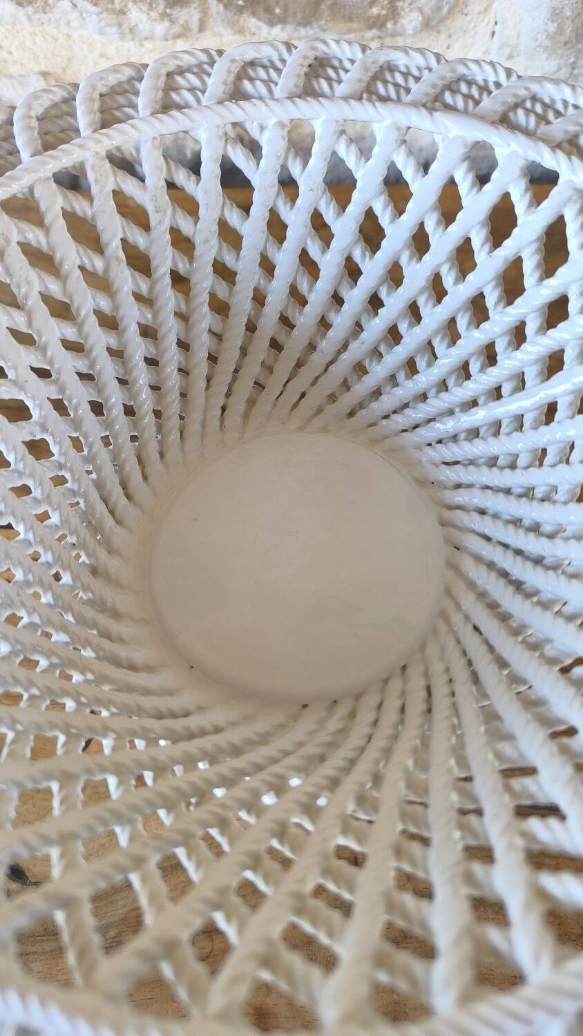 Fruit bowl in woven ceramic