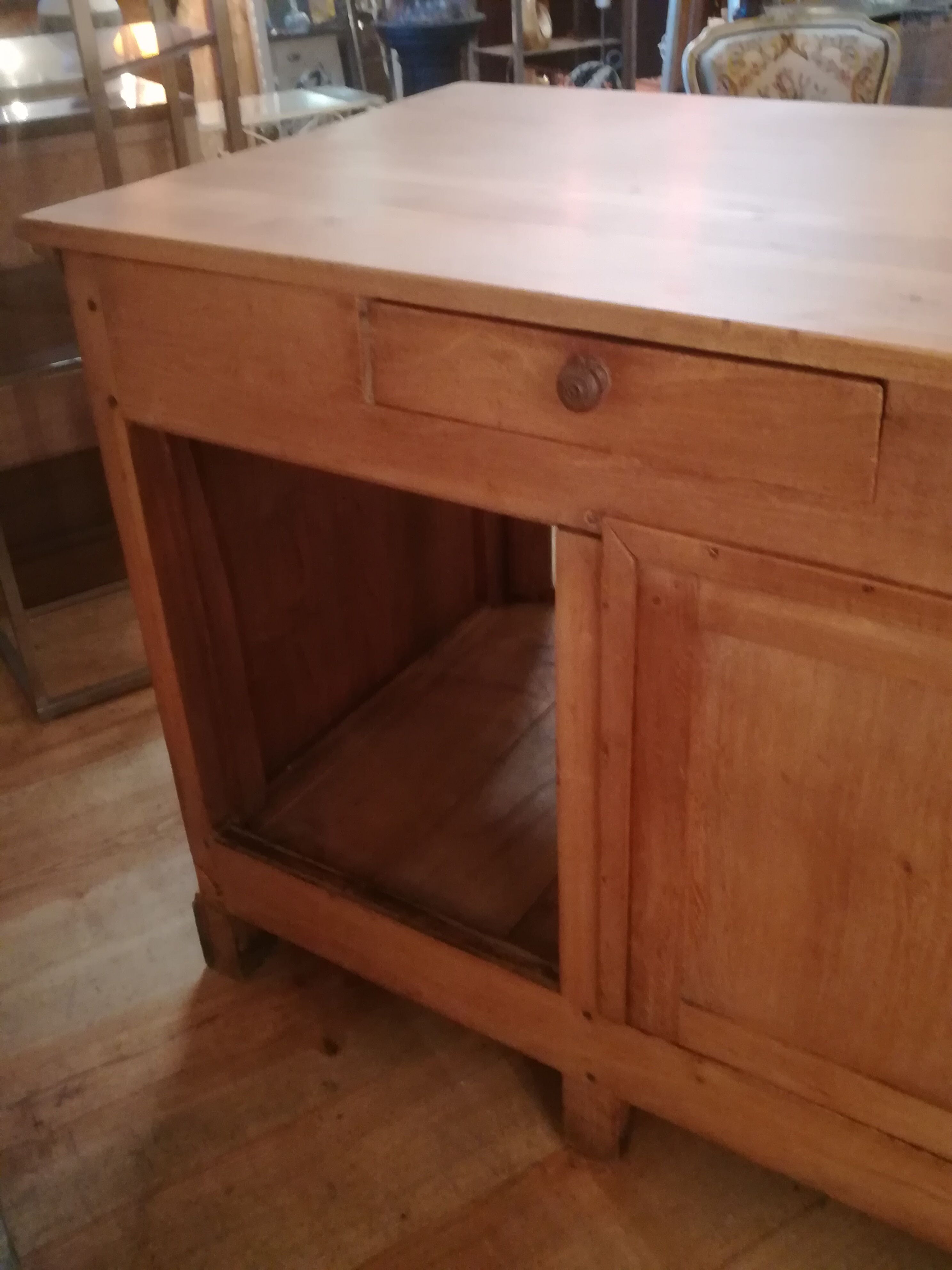 Art deco showcase counter in elm