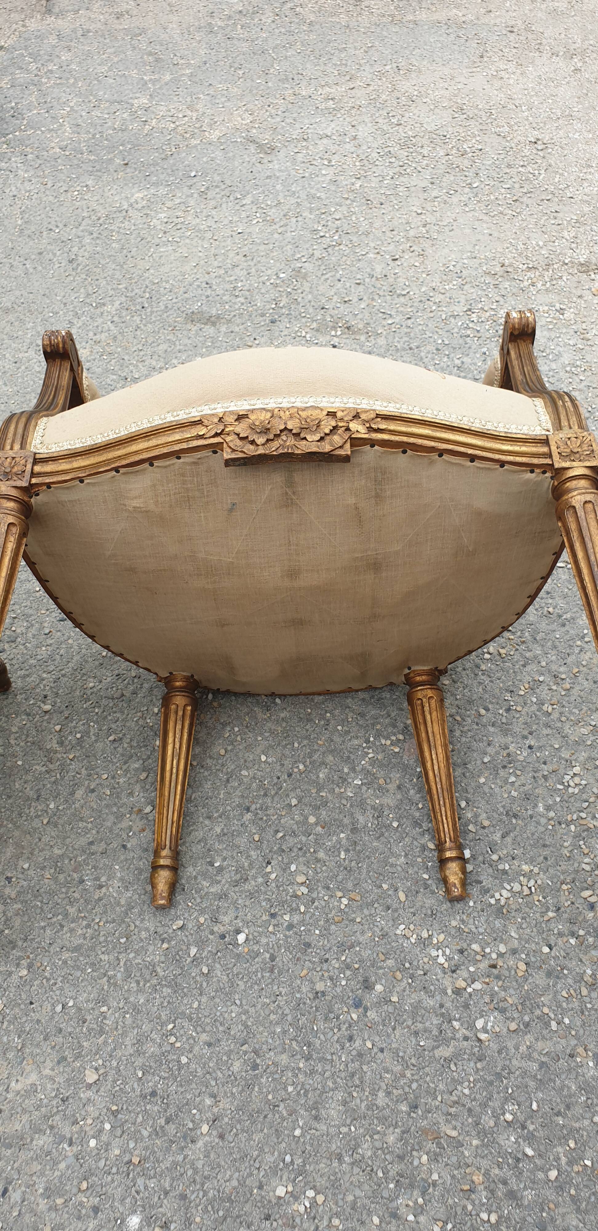 Fauteuil en bois doré à dossier médaillon de style louis xvi