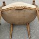Fauteuil en bois doré à dossier médaillon de style louis xvi