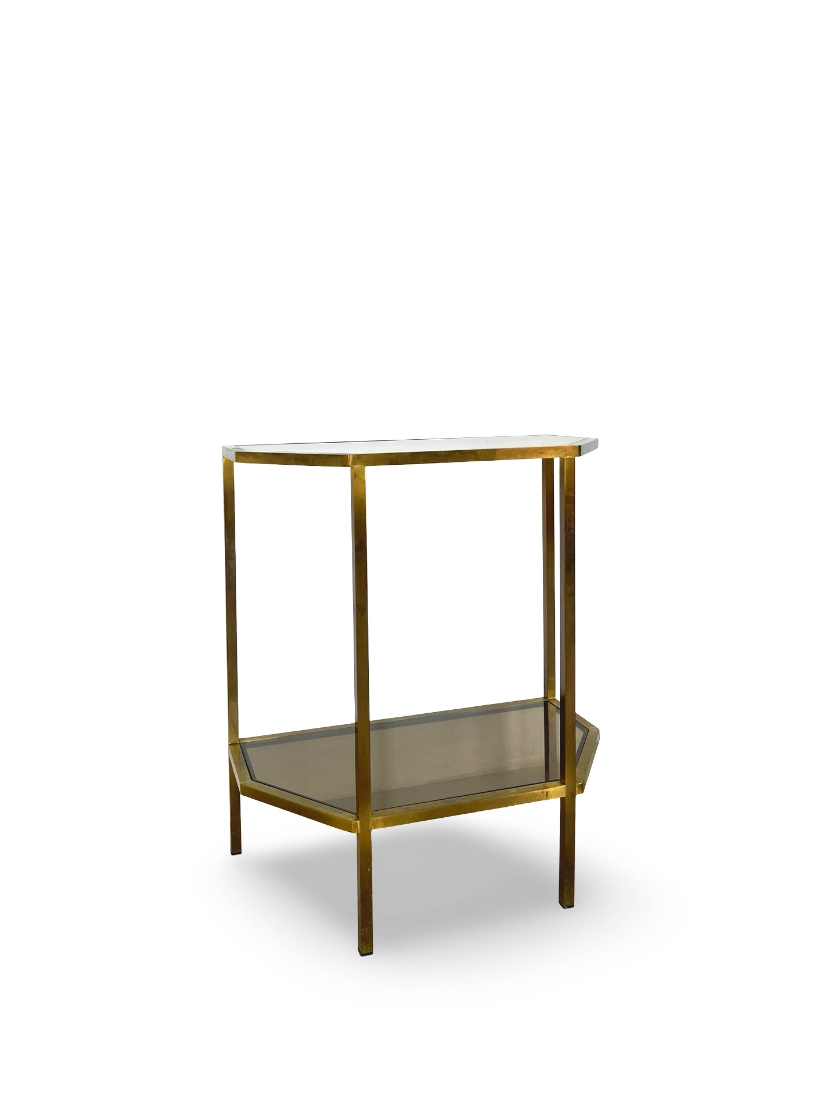 Table d'appoint italienne demi-hexagonale en laiton des années 1970.
