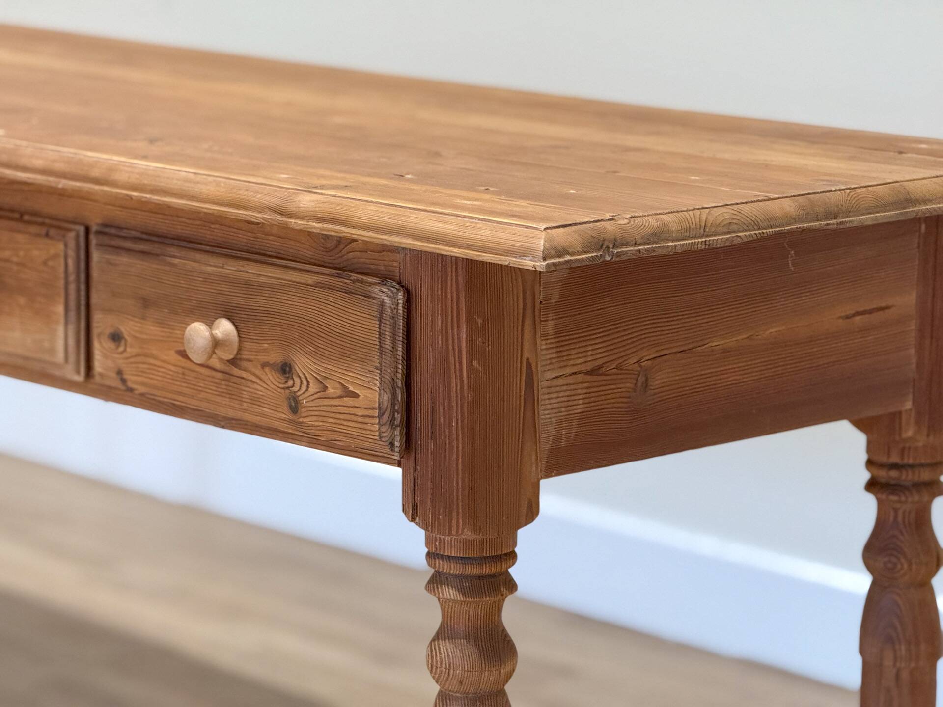 Console victorienne allongée en pin mélis méditerranéen — Fin du XIXe siècle