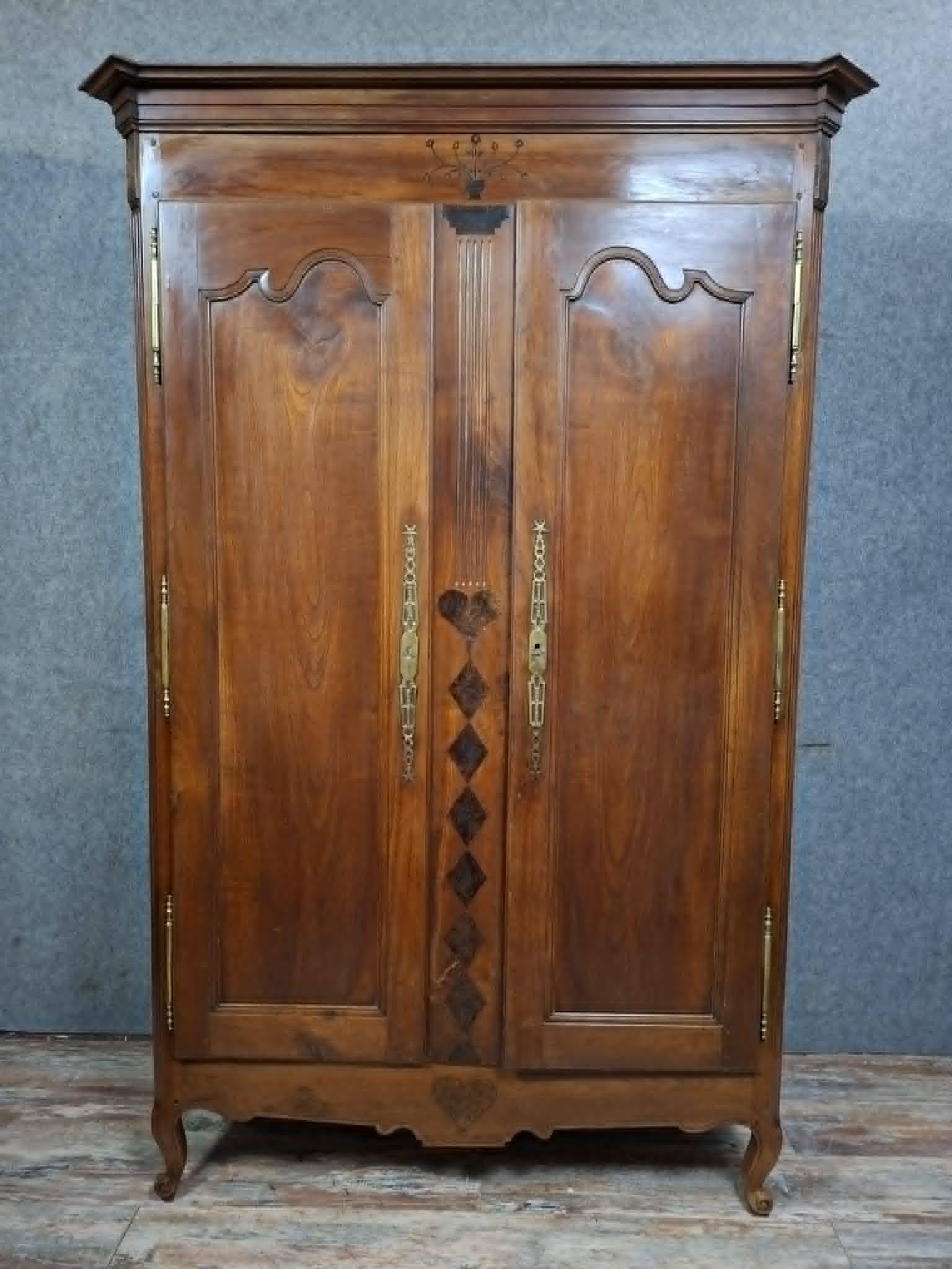 Armoire régionale époque Louis XV en noyer massif.
