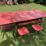 Table en formica avec 2 chaises et 2 tabourets