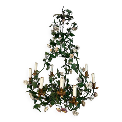 Lustre corbeille en feuillage de métal laqué vert et fleurs de porcelaine de Meissen de style Louis XVI