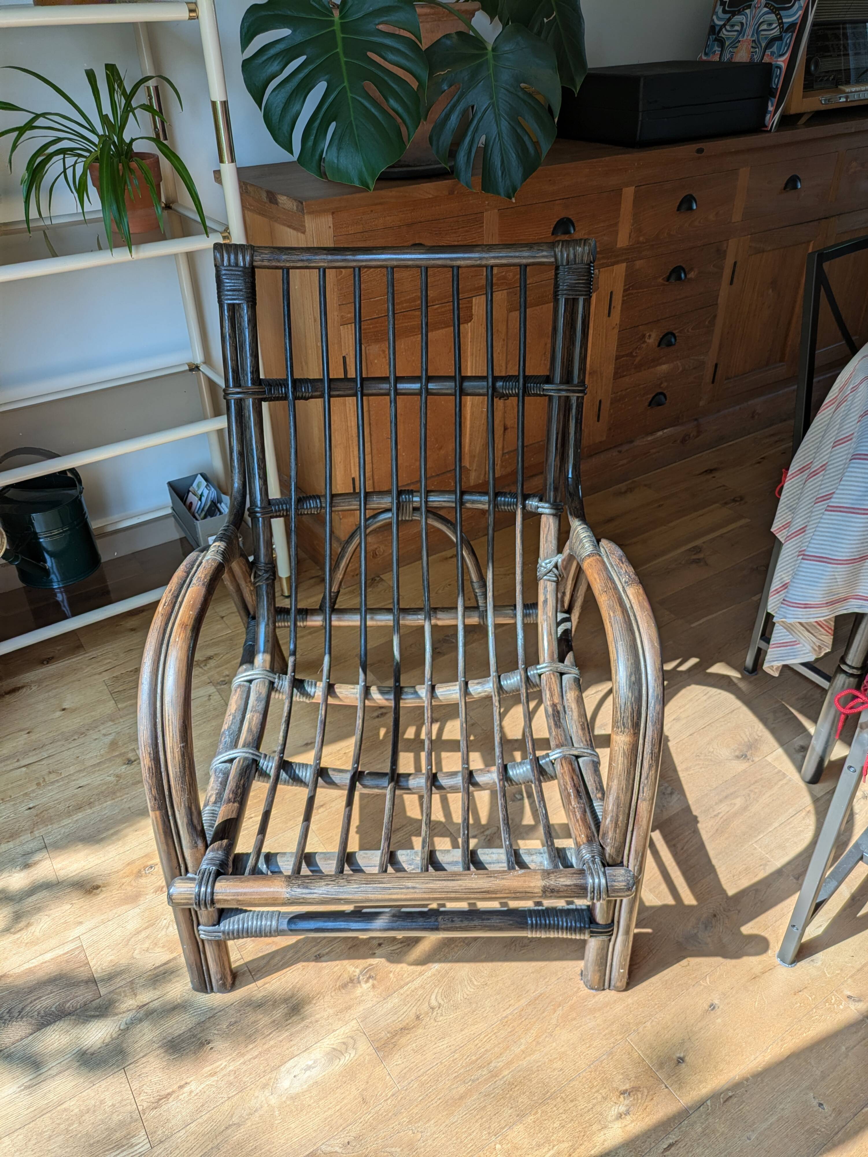 Fauteuil vintage en rotin marron foncé