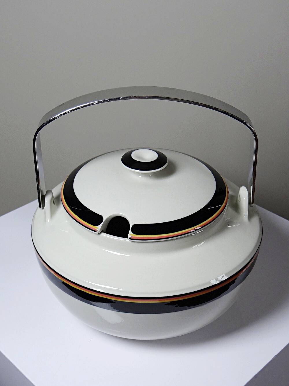 Vintage soup service from the 70s-80s Arabia Finland Reimari by Inkeri Leivo.
