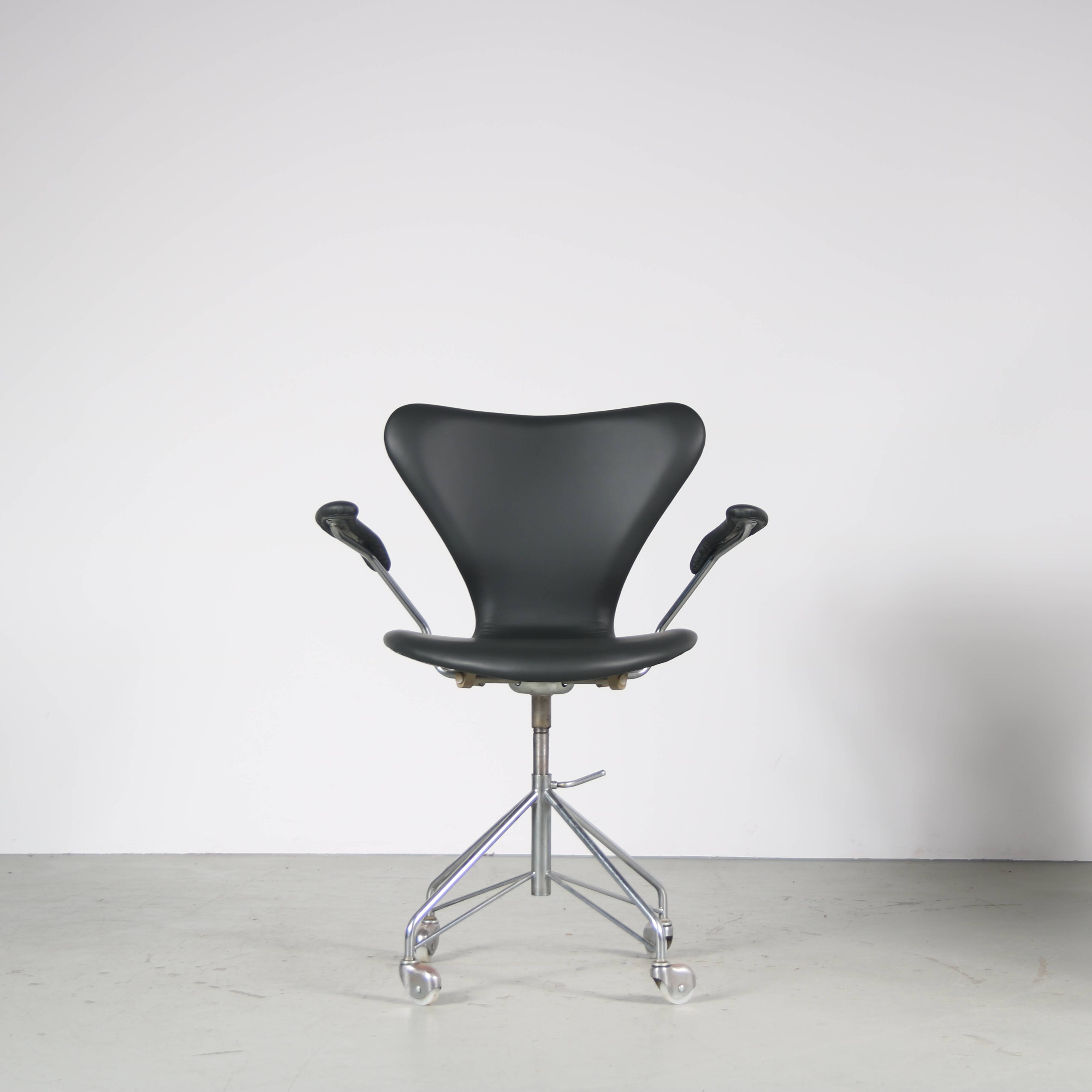 1950s “3217” Swivel desk chair by Arne Jacobsen for Fritz Hansen, Denmark