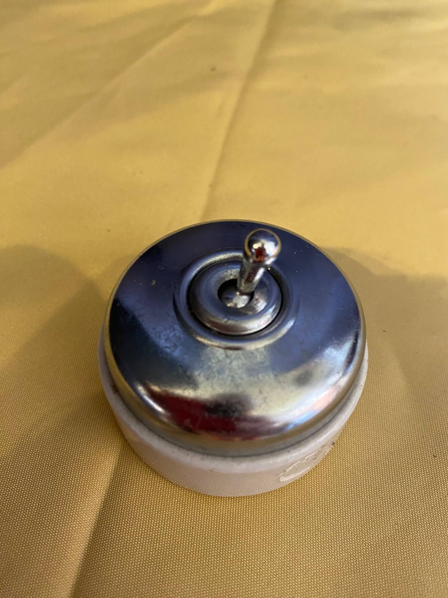 Ancien interrupteur en porcelaine et chrome marque legrand