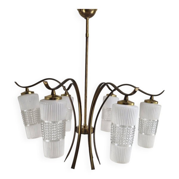Chandelier en laiton italien du milieu du siècle avec abat-jours en verre de style Murano, années 1960.