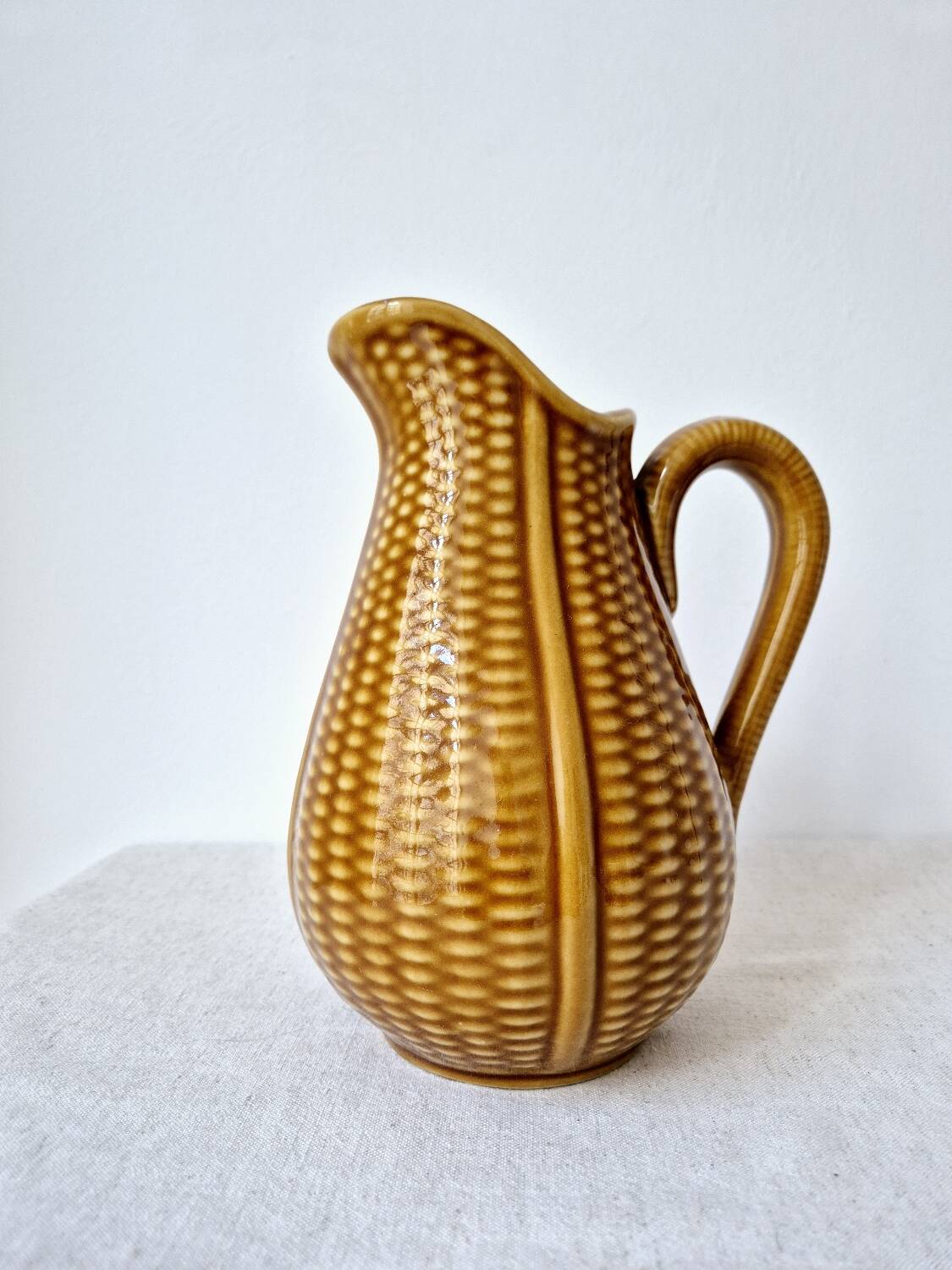 Ceramic "corn grain" pitcher in slip - Vintage