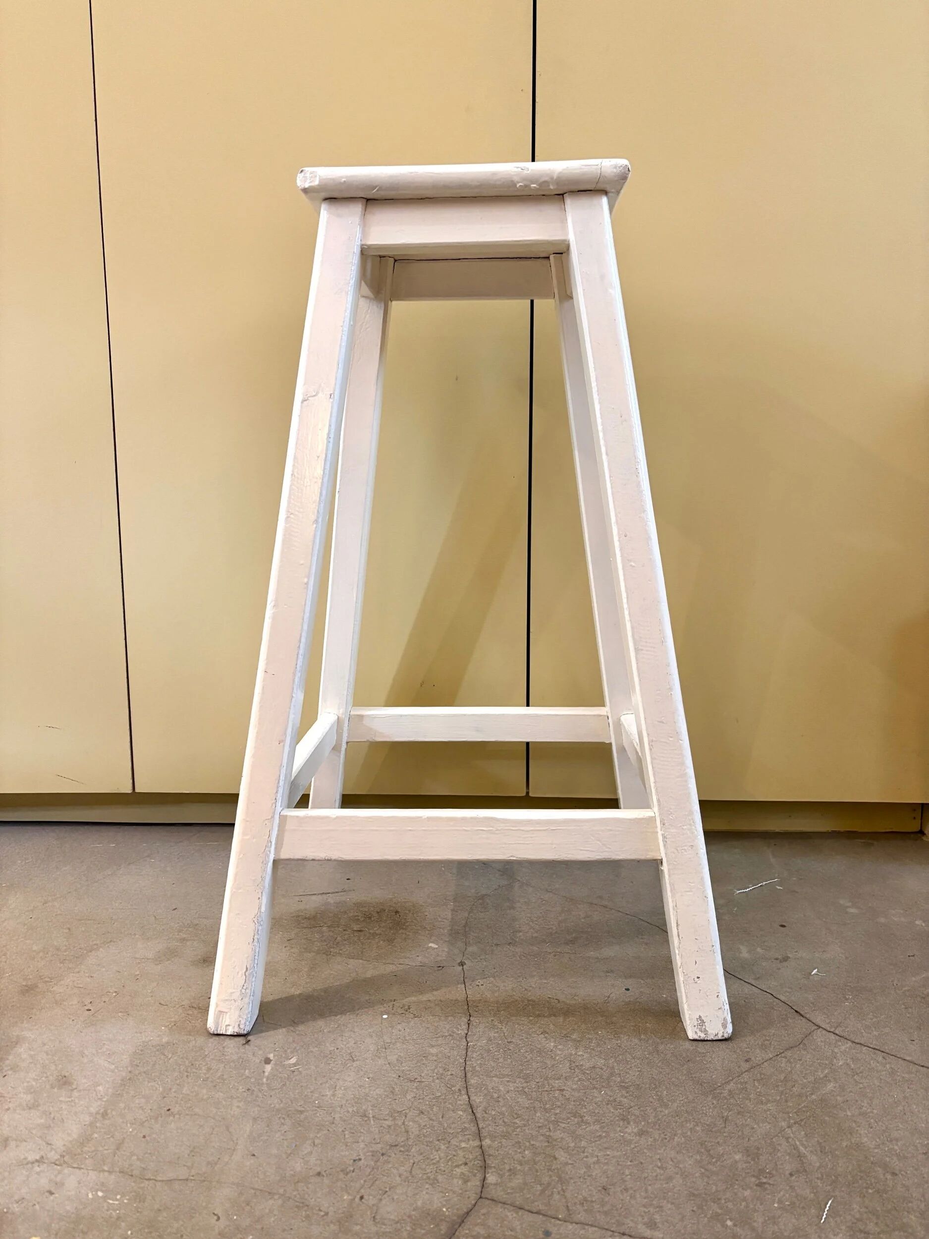 Tabouret haut, sellette en bois écru