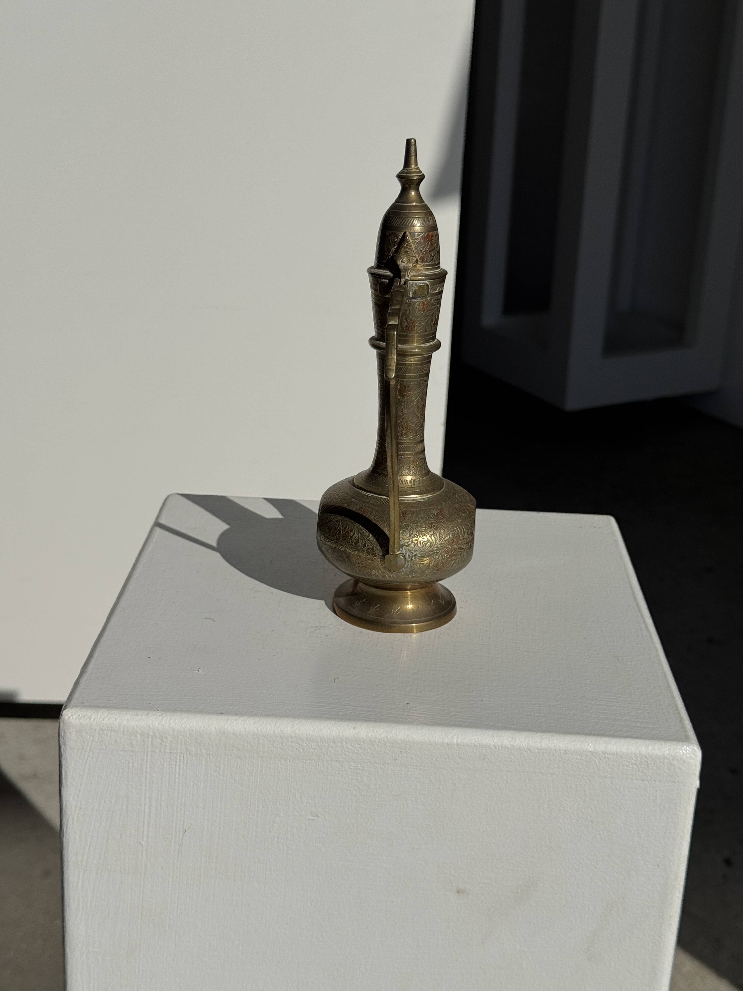 Verseuse gravée orientale en laiton doré H22