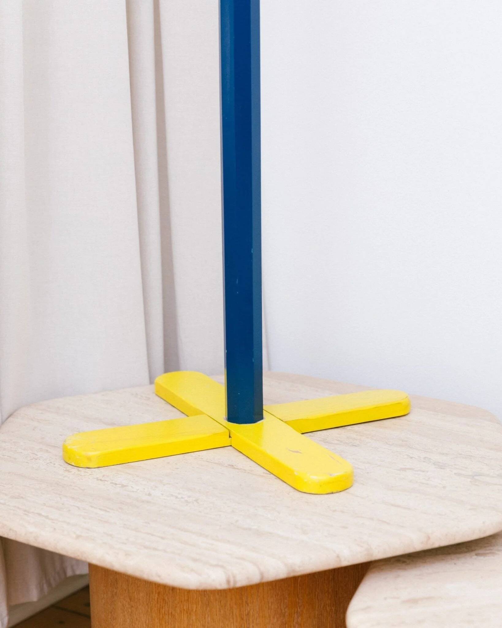 Vintage 1980s coat rack in the shape of a pencil - Pierre Sala style - Memphis Pop Art design - 80s 90s