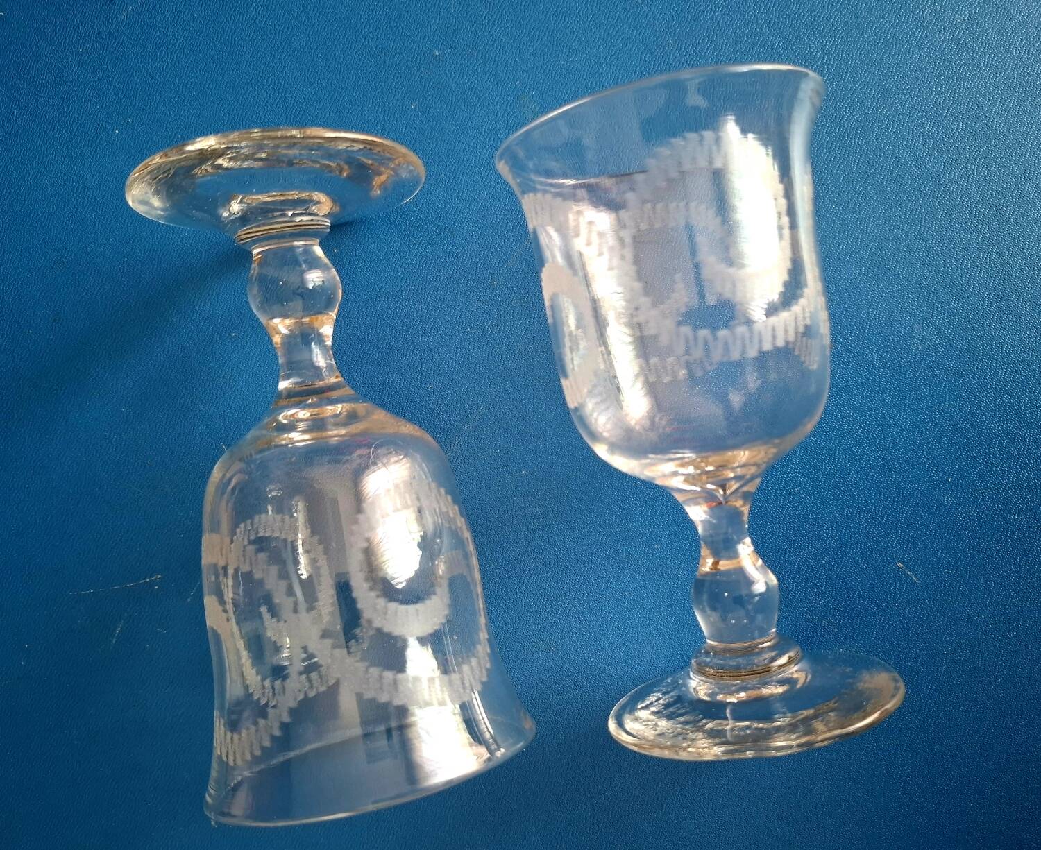 2 verres à pied soufflés gravés décor de guirlandes XIX e