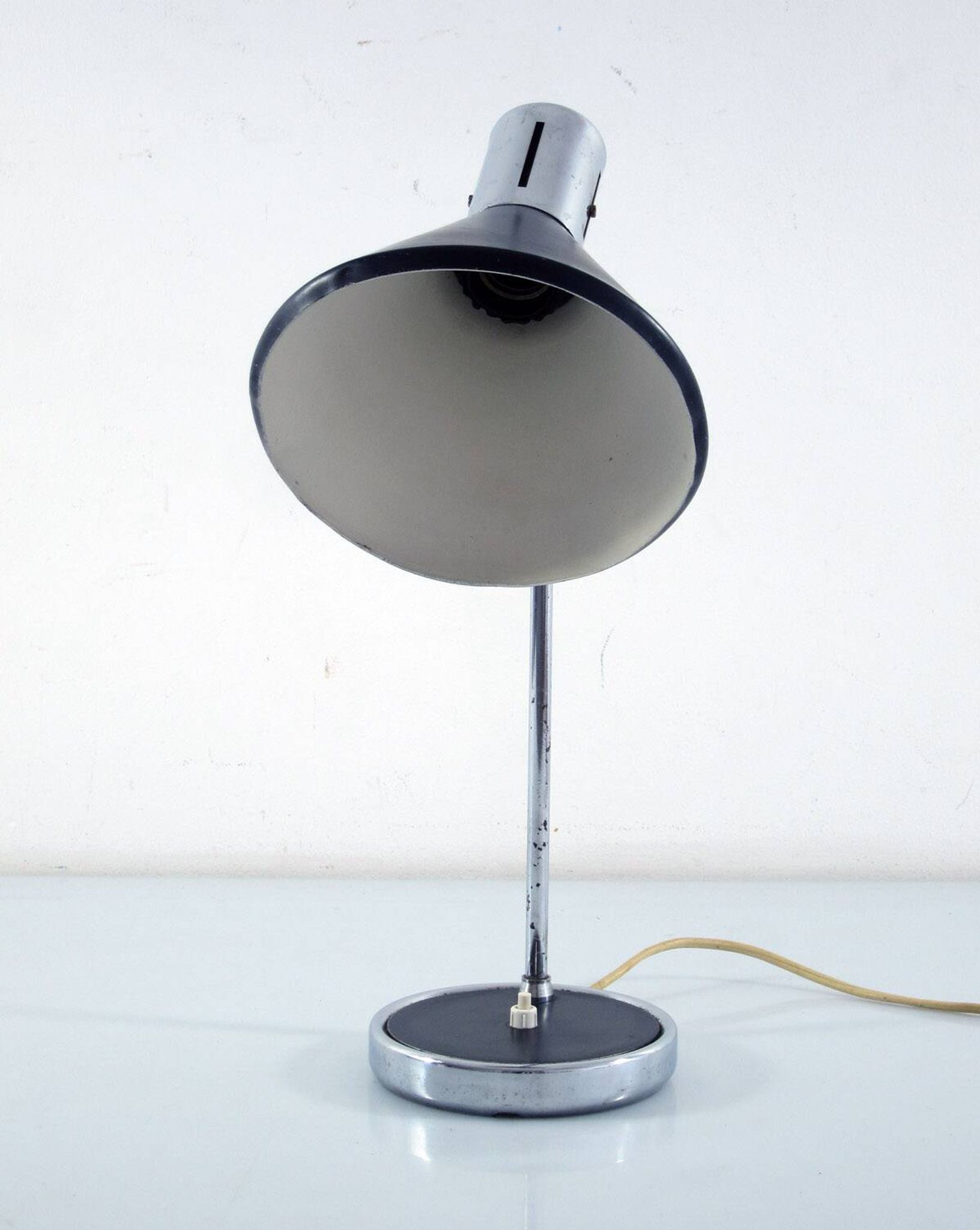 Lampe de bureau italienne des années 60, chrome et noir.