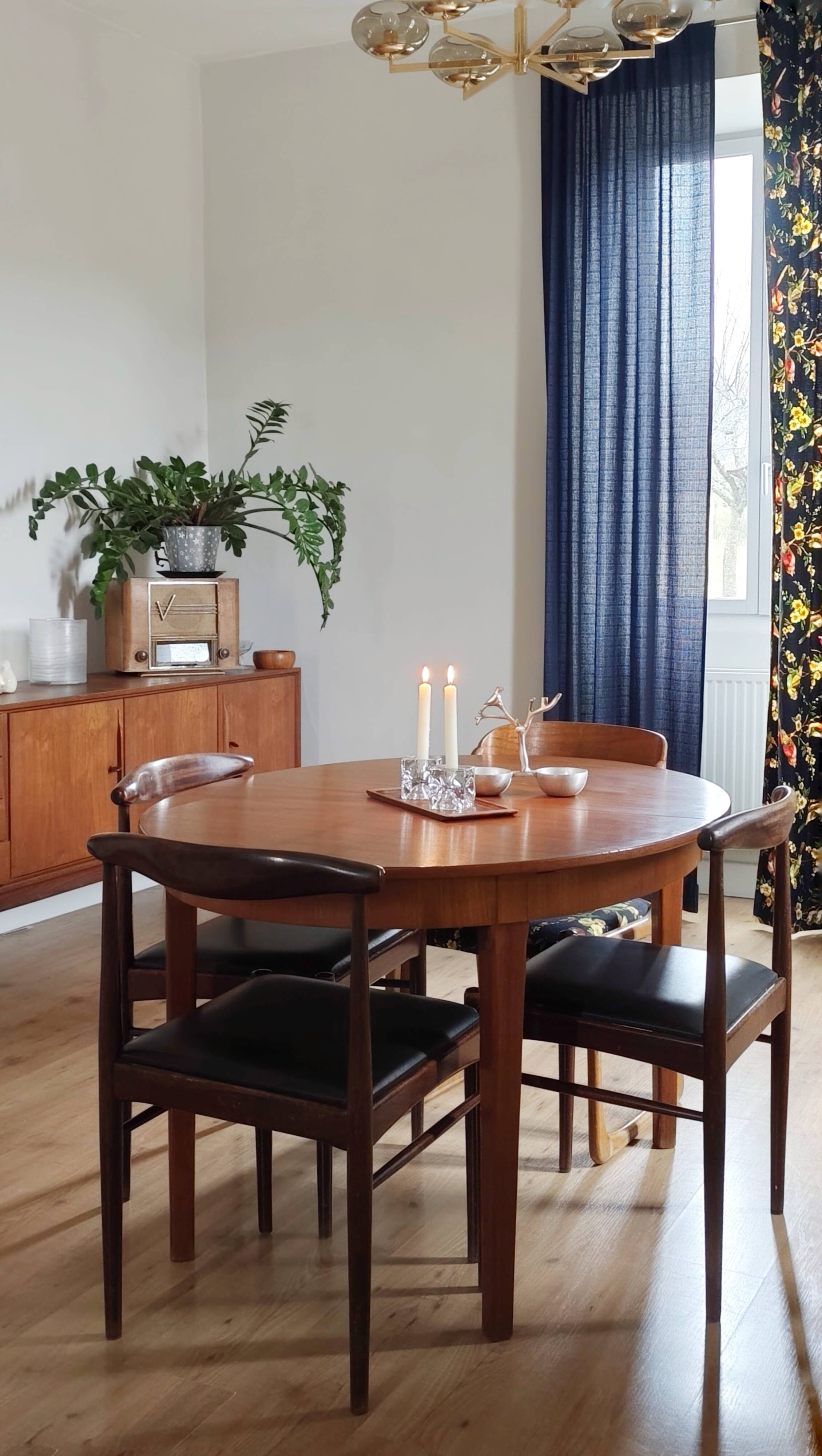 Table scandinave en teck ovale rallonges intégrées, années 60 comme neuve