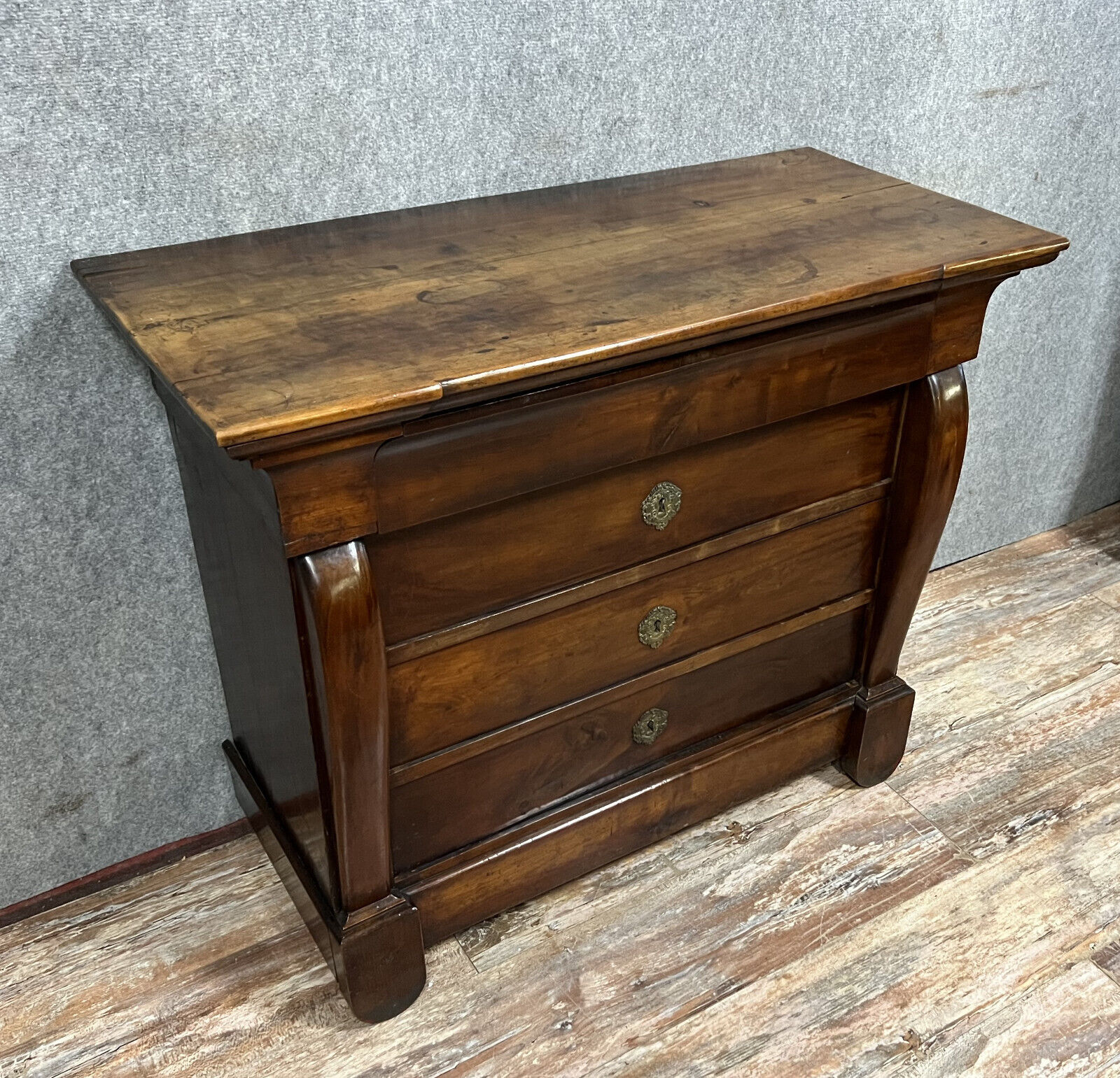 Empire period lady's chest of drawers / Mahogany restoration circa 1810