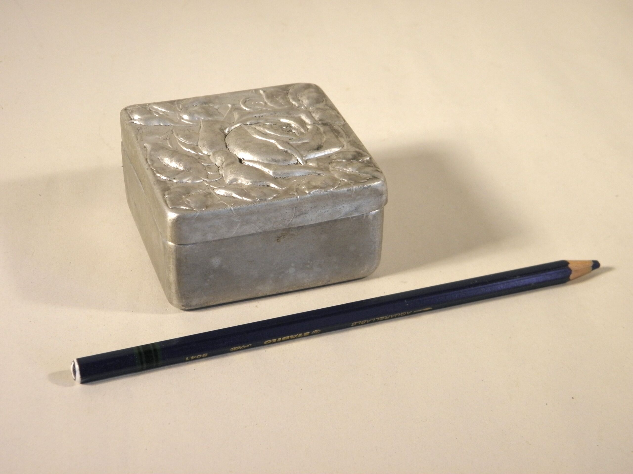 Metal box years 30 7 x 7 cm