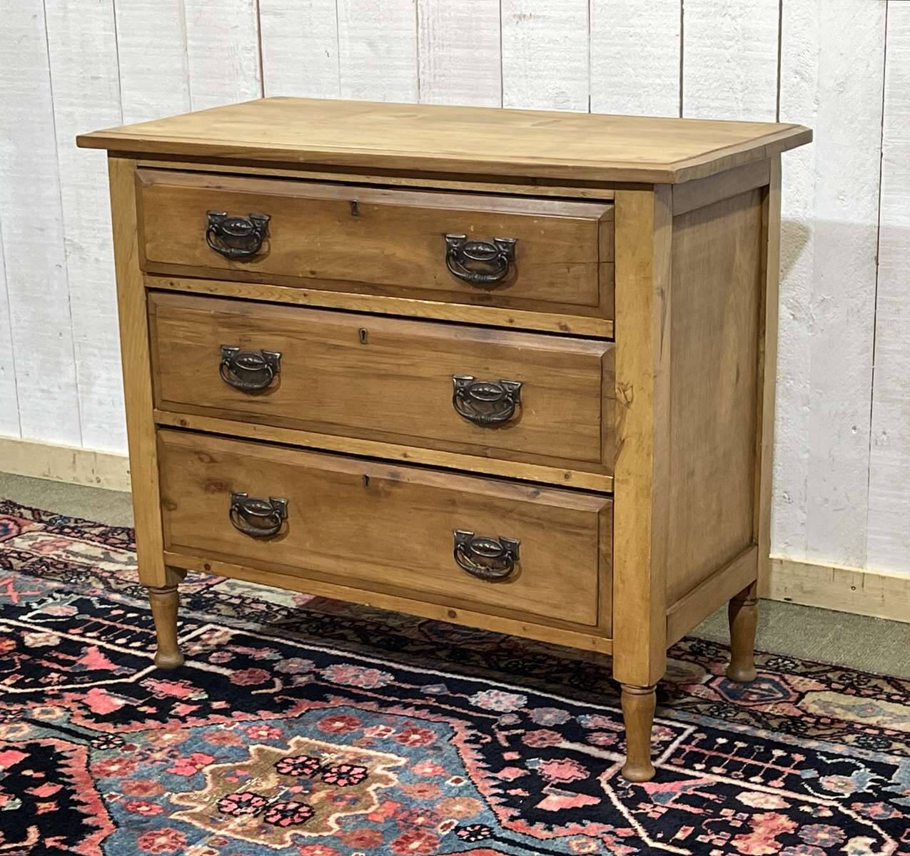 Commode anglaise en noyer du début XXème