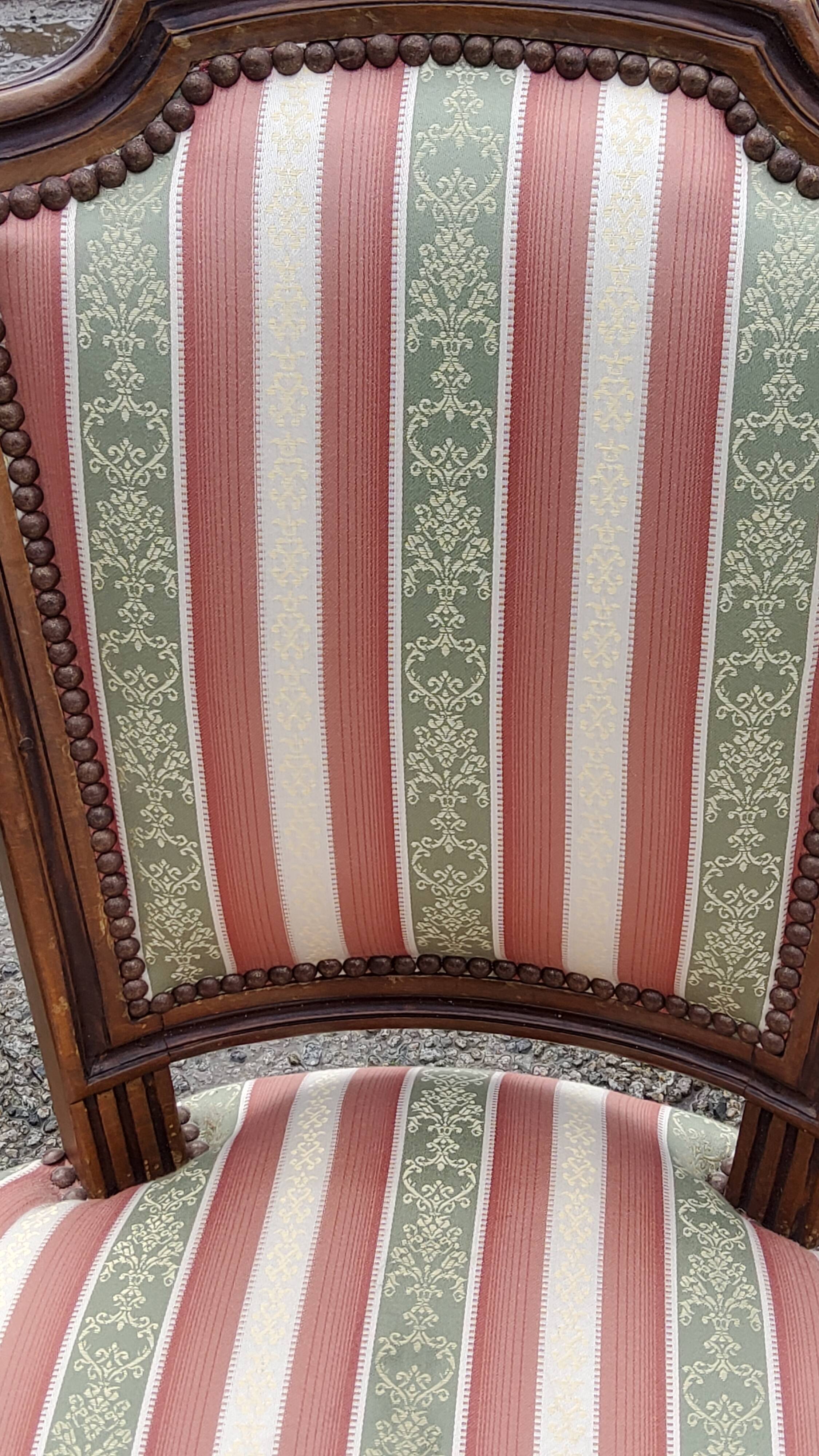 Paire de fauteuils cabriolets de style Louis XVI