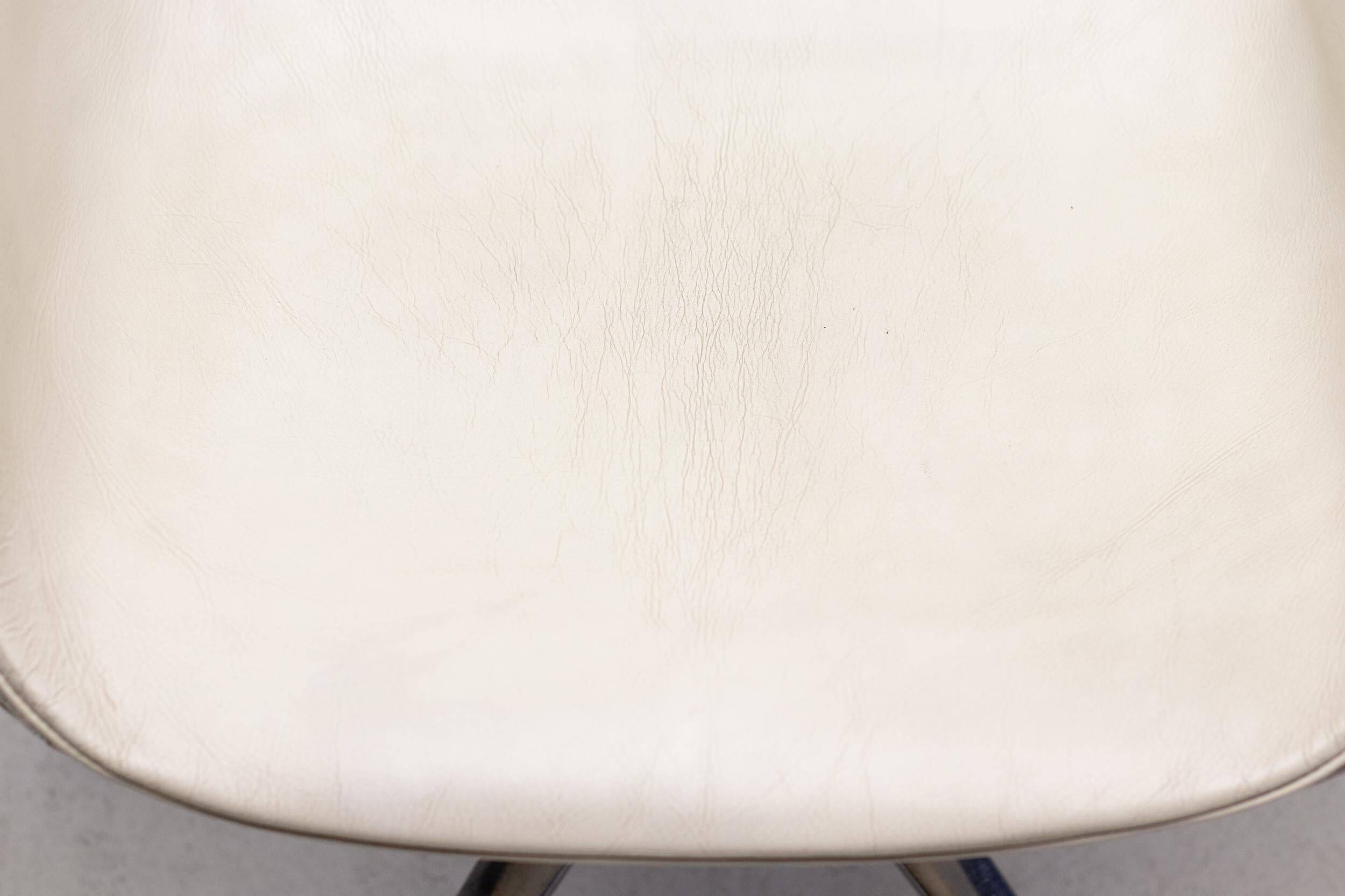 Neuf chaises à dossier haut en cuir blanc sur roulettes par Fabricius & Kastholm.