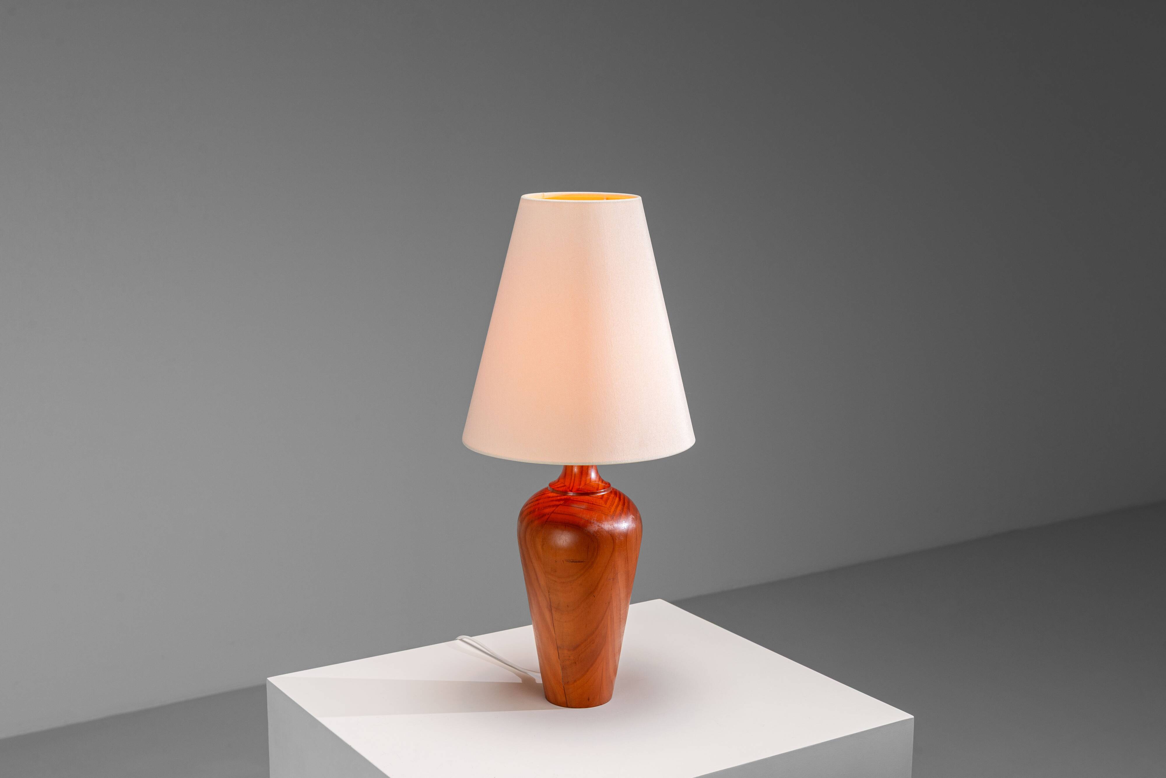 Lampe de table en bois massif avec abat-jour conique