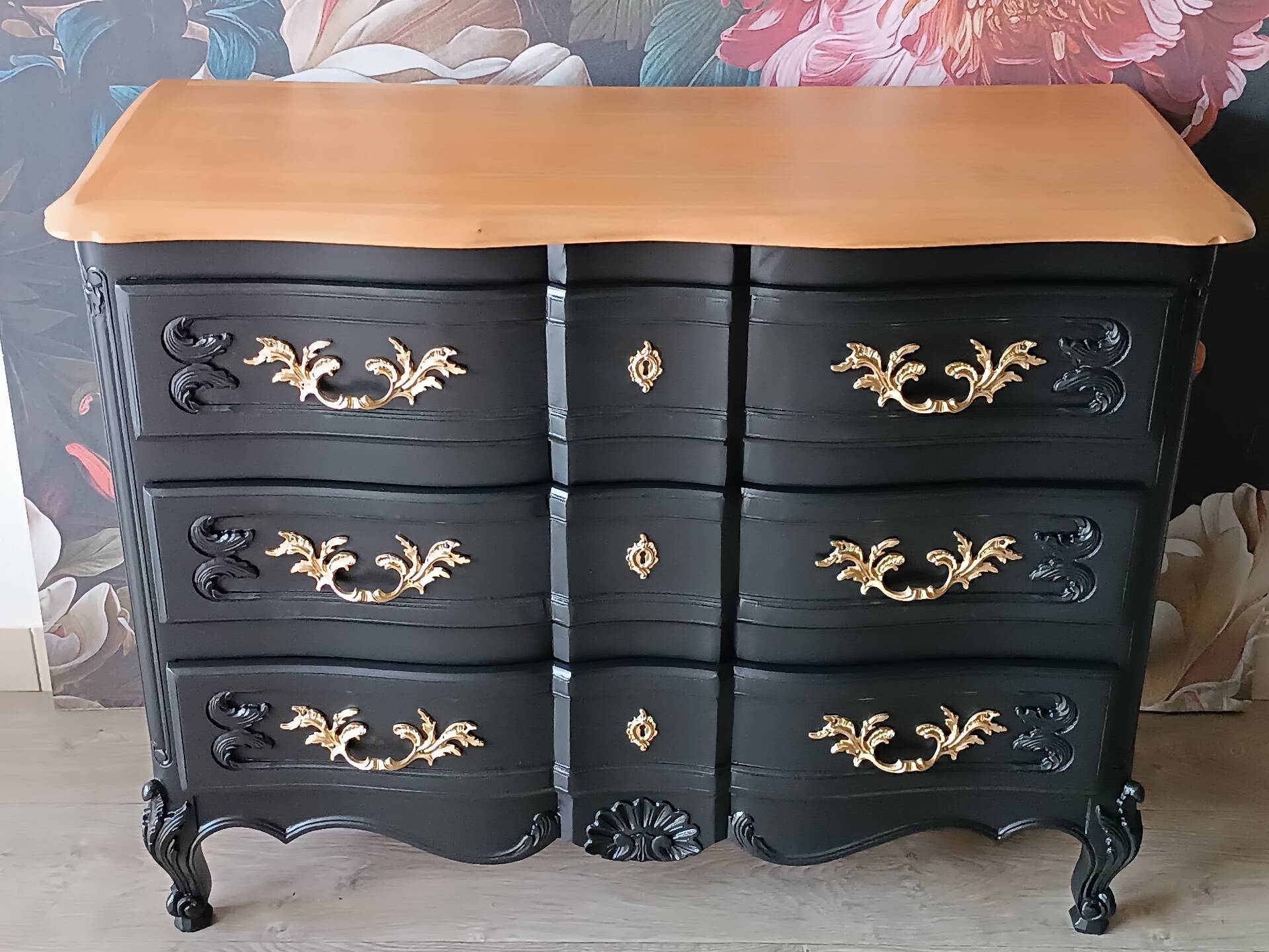 Commode arbalète galbée de style Louis XV