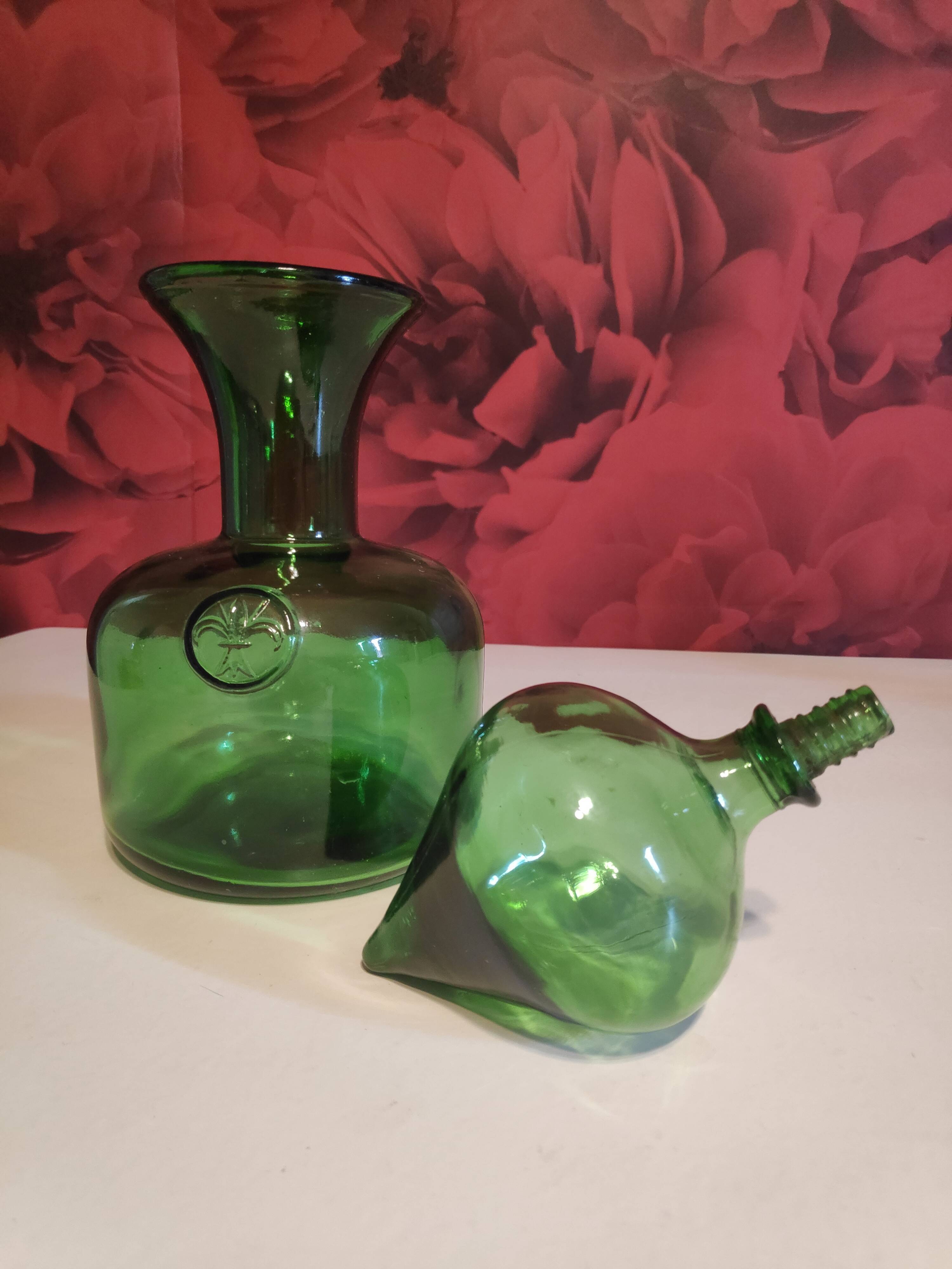 Carafe verte avec bouchon goutte d'eau