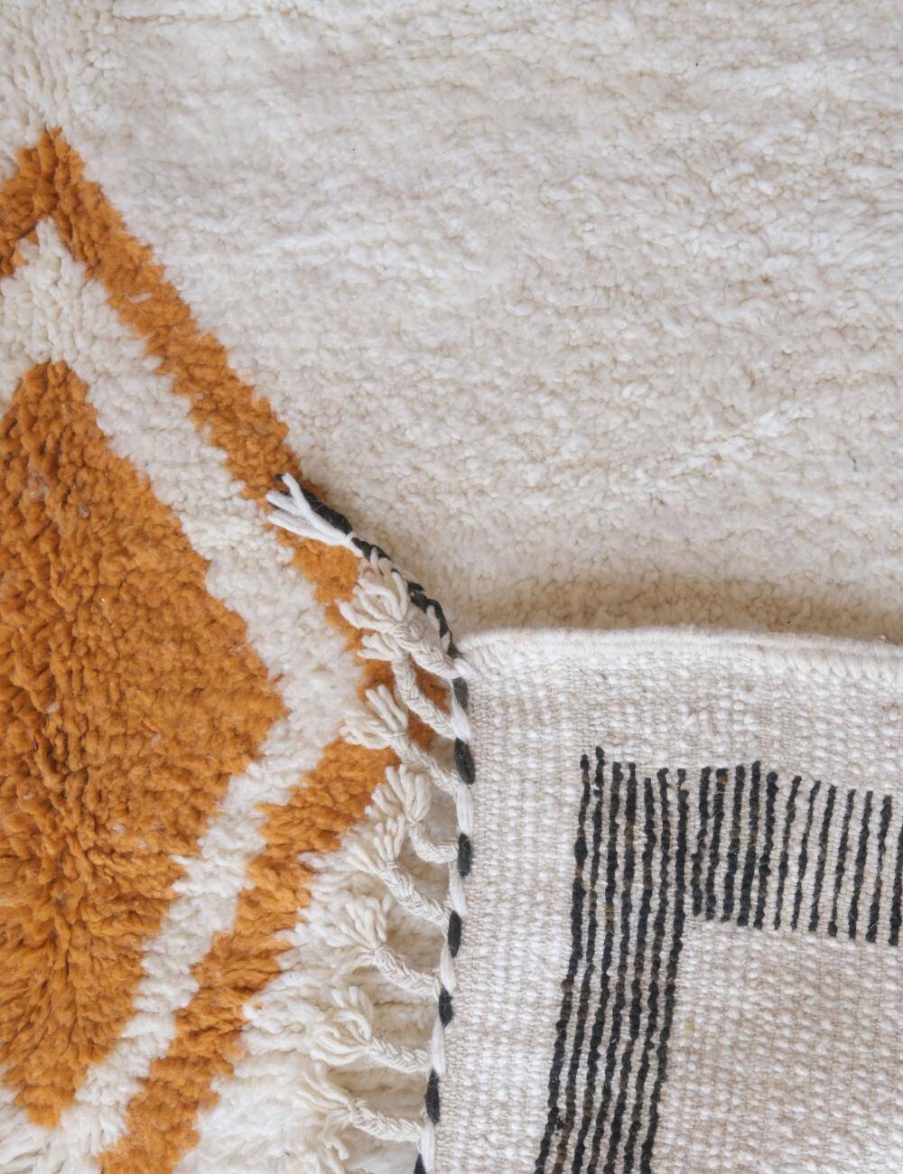 Contemporary Berber Rug - 250 x 194 cm