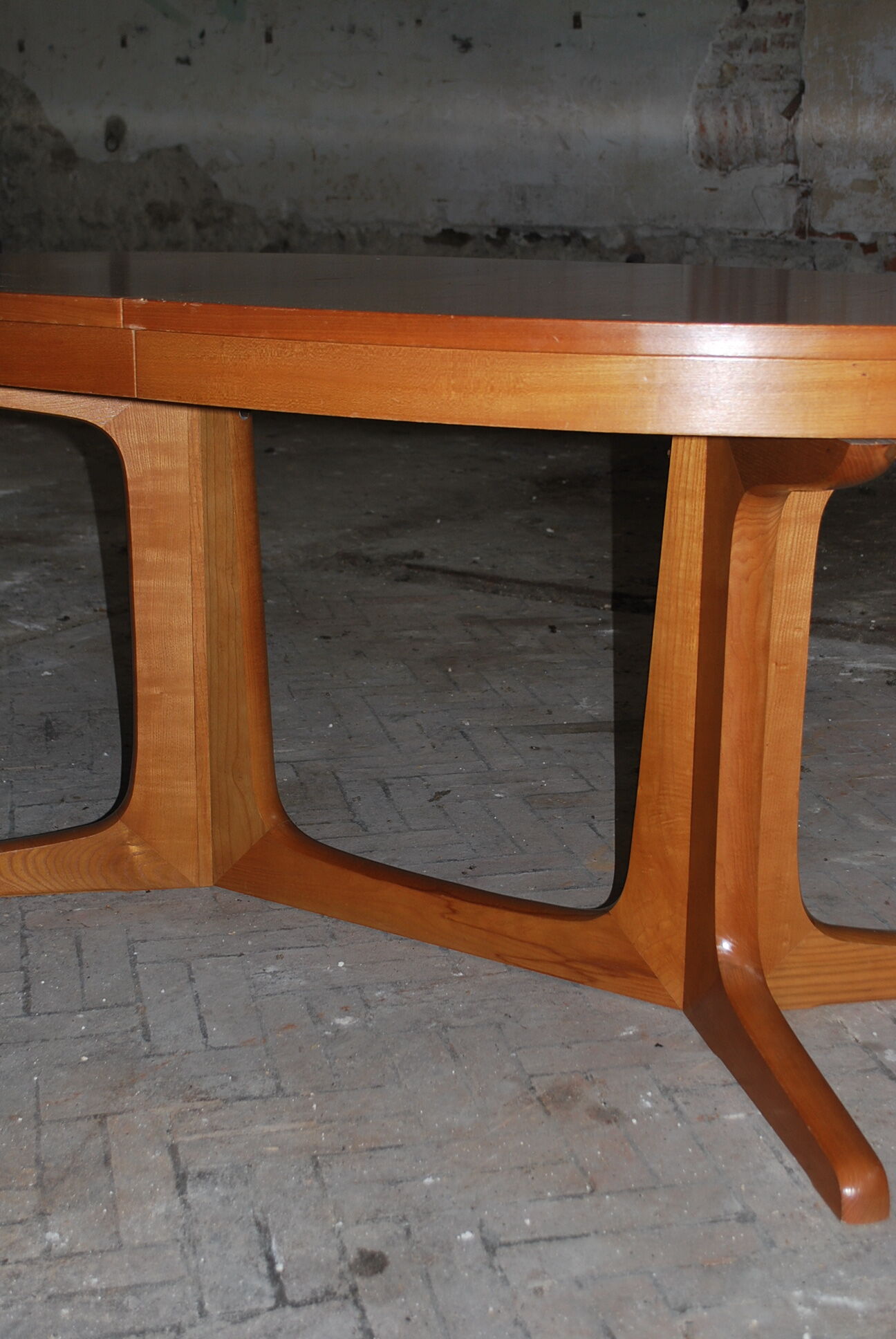 Baumann oval expandable table