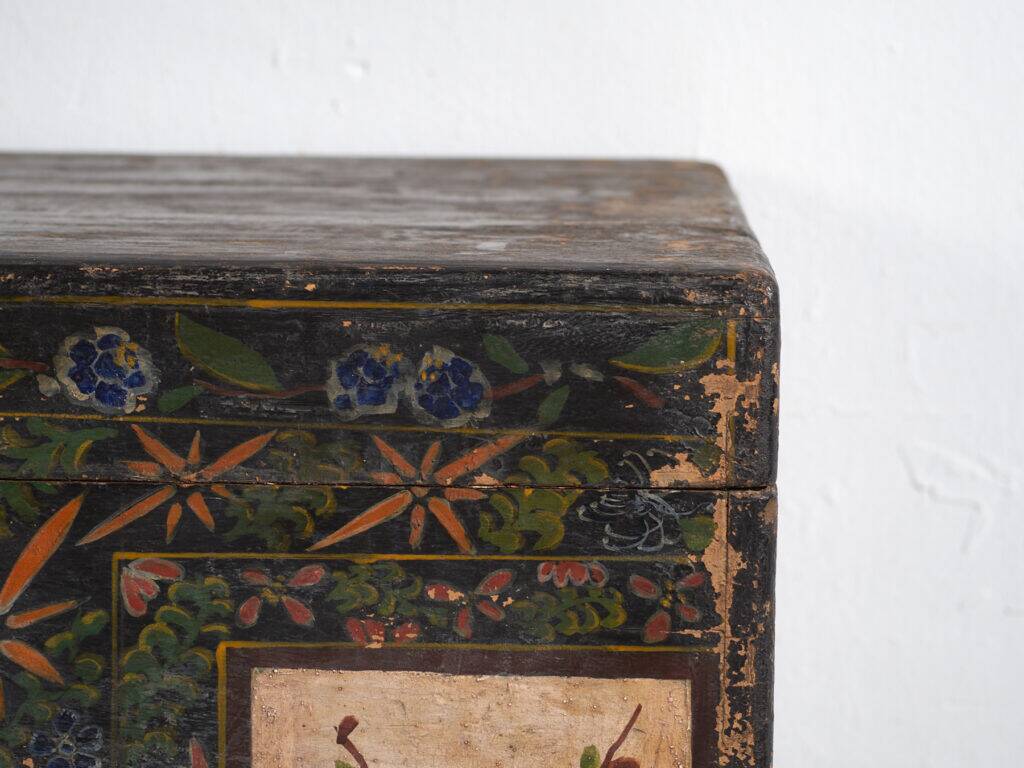 Coffre chinois ancien peint en bois de pin – Chine, circa 1900