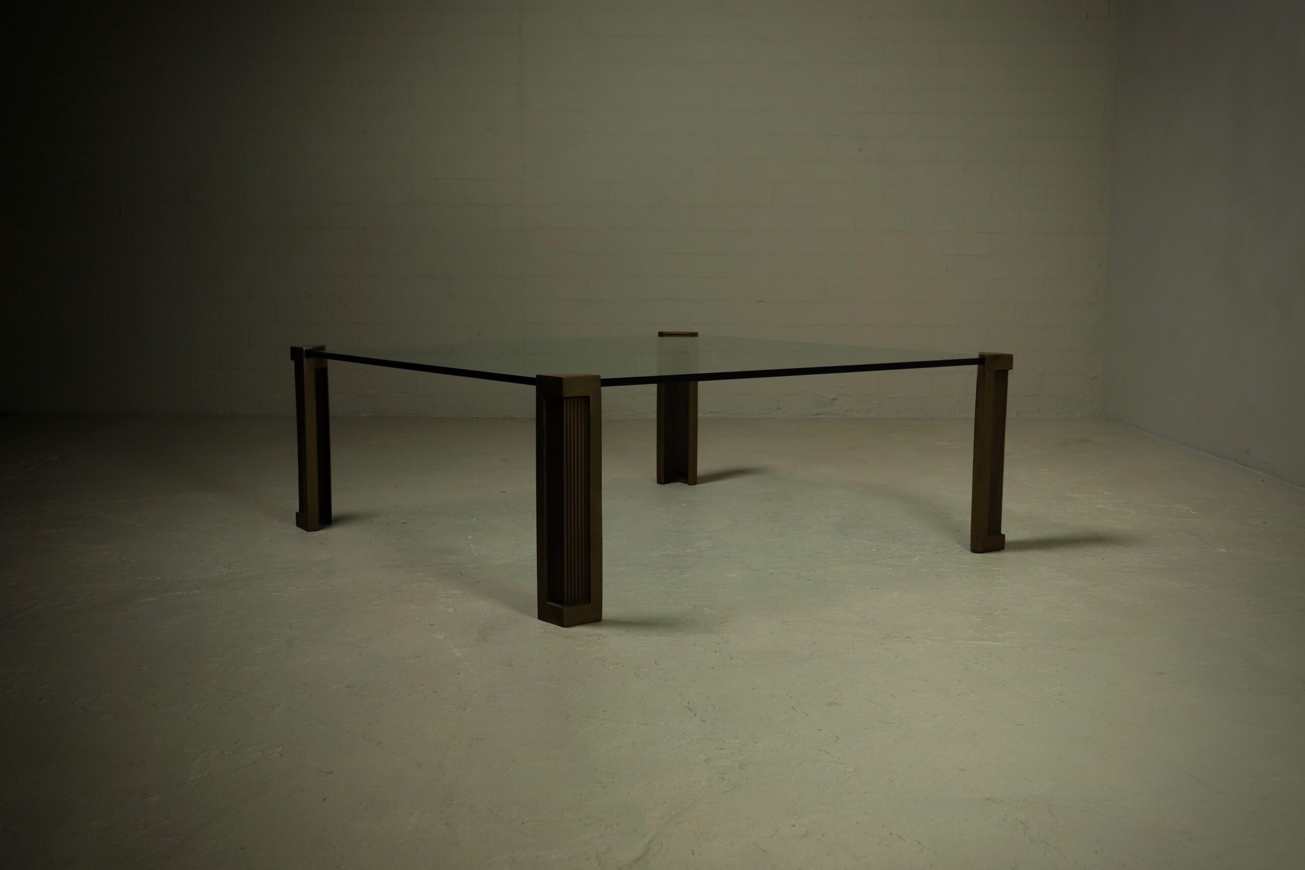 Grande table basse monumentale modèle T14 par Peter Ghyczy années 1970