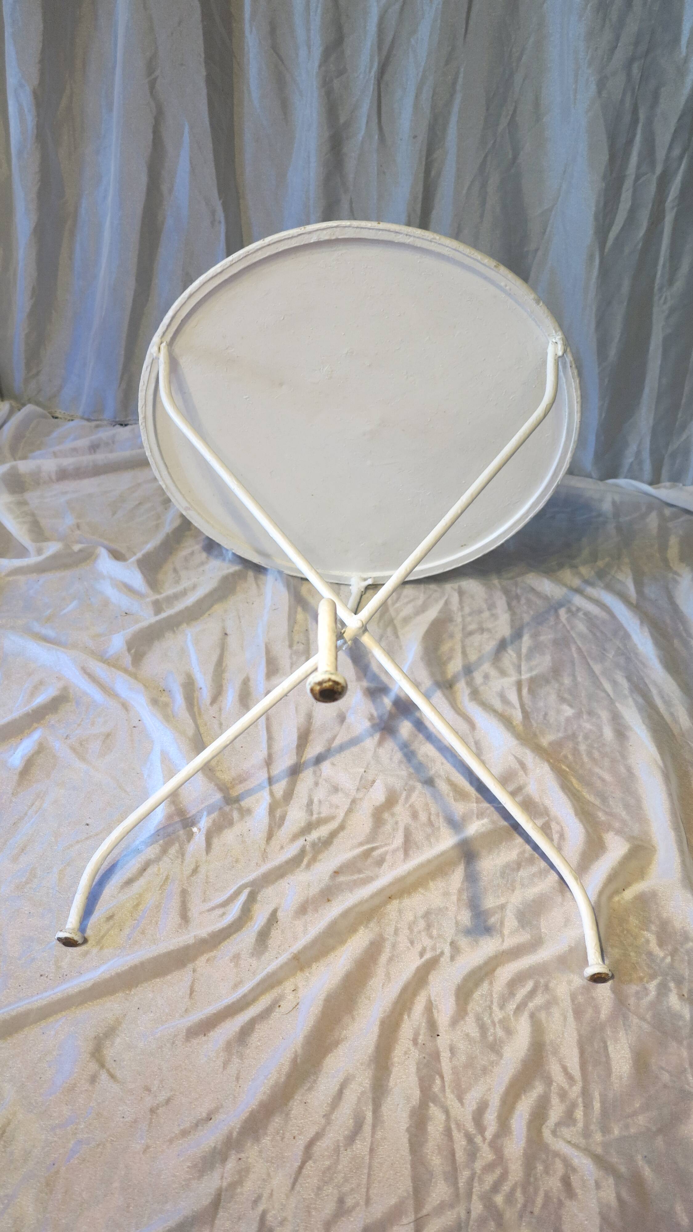 Table de jardin blanche en métal ronde