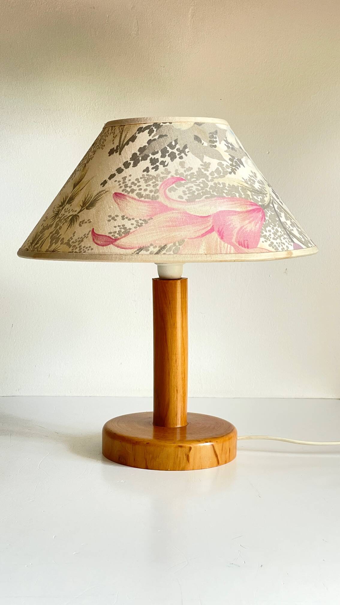 LAMP in Solid Pine Floral Shade VINTAGE