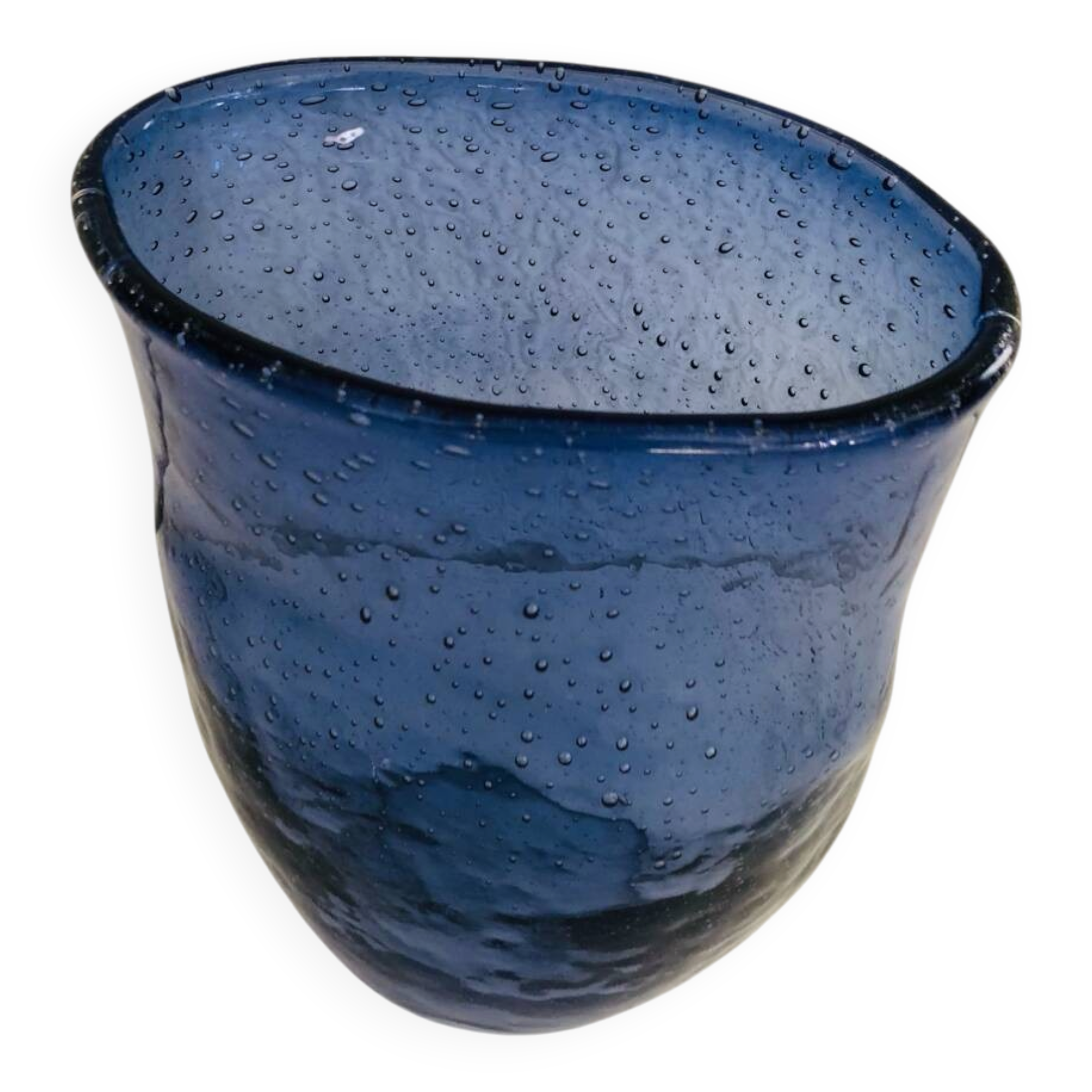 Vase en verre soufflé bleu à bulles, forme libre–Murano circa 1970